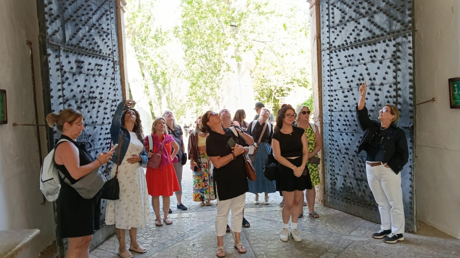 Imágenes de la visita por edificios emblemáticos de la isla