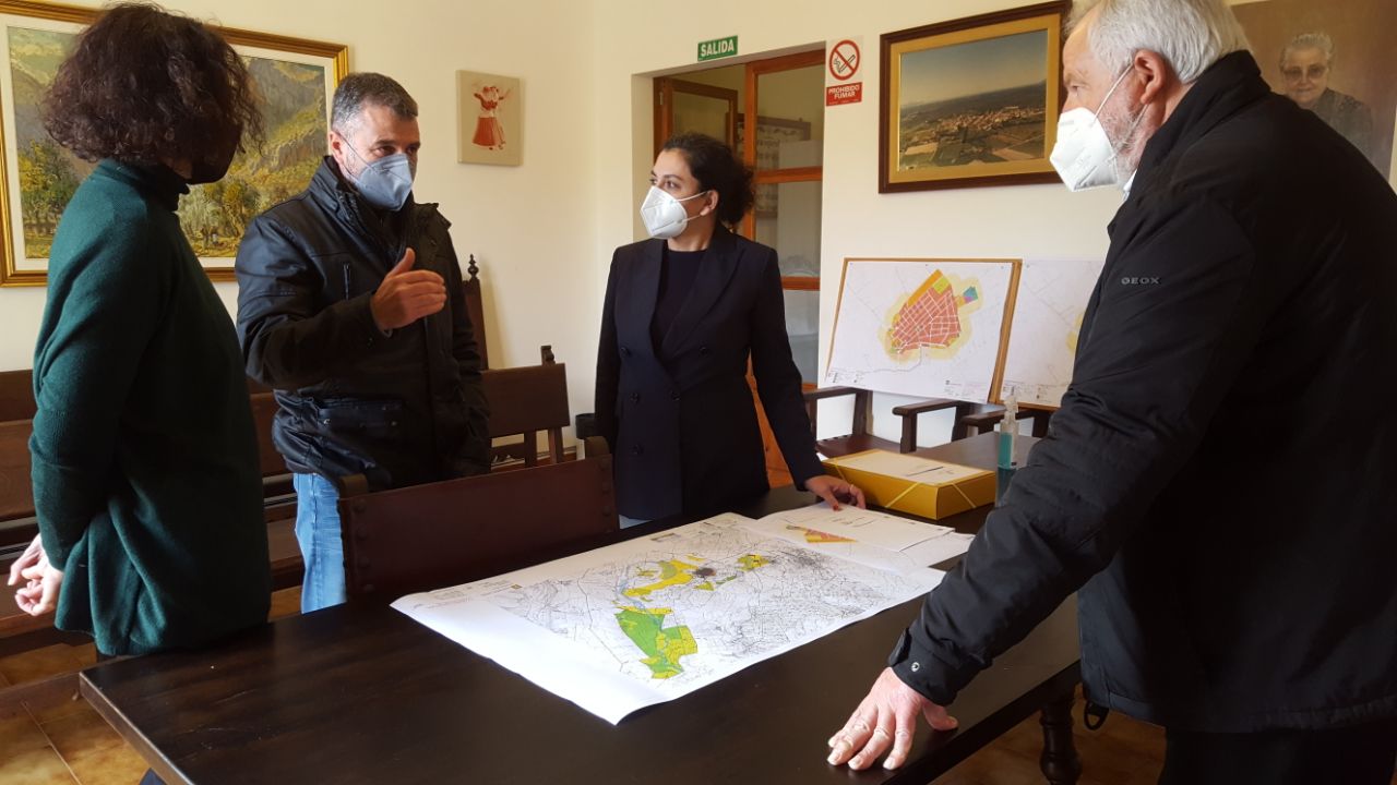 La consellera Garcías i el director insular Lluís Corral a l'ajuntament d'Ariany