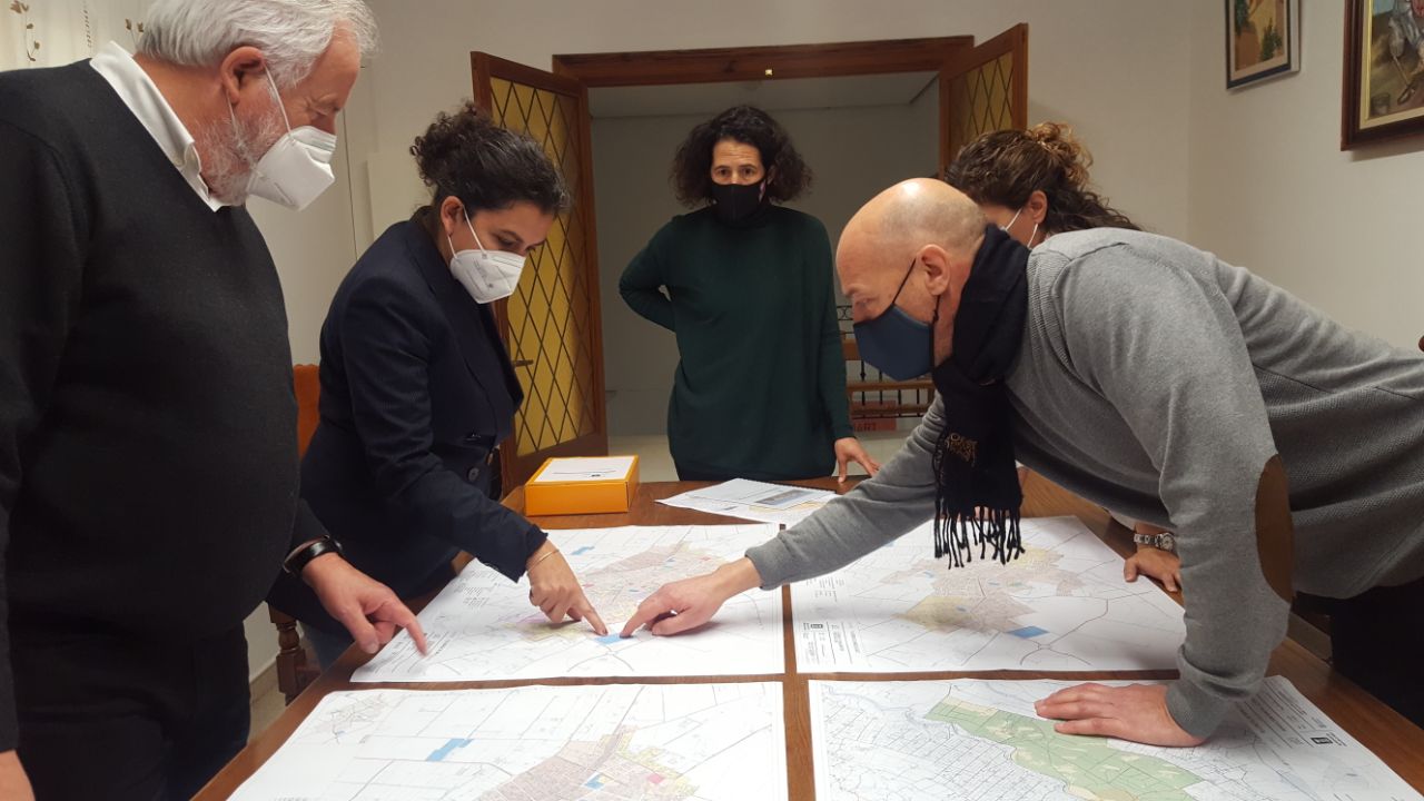 La consellera Garcías i el director insular Lluís Corral a l'ajuntament de Maria