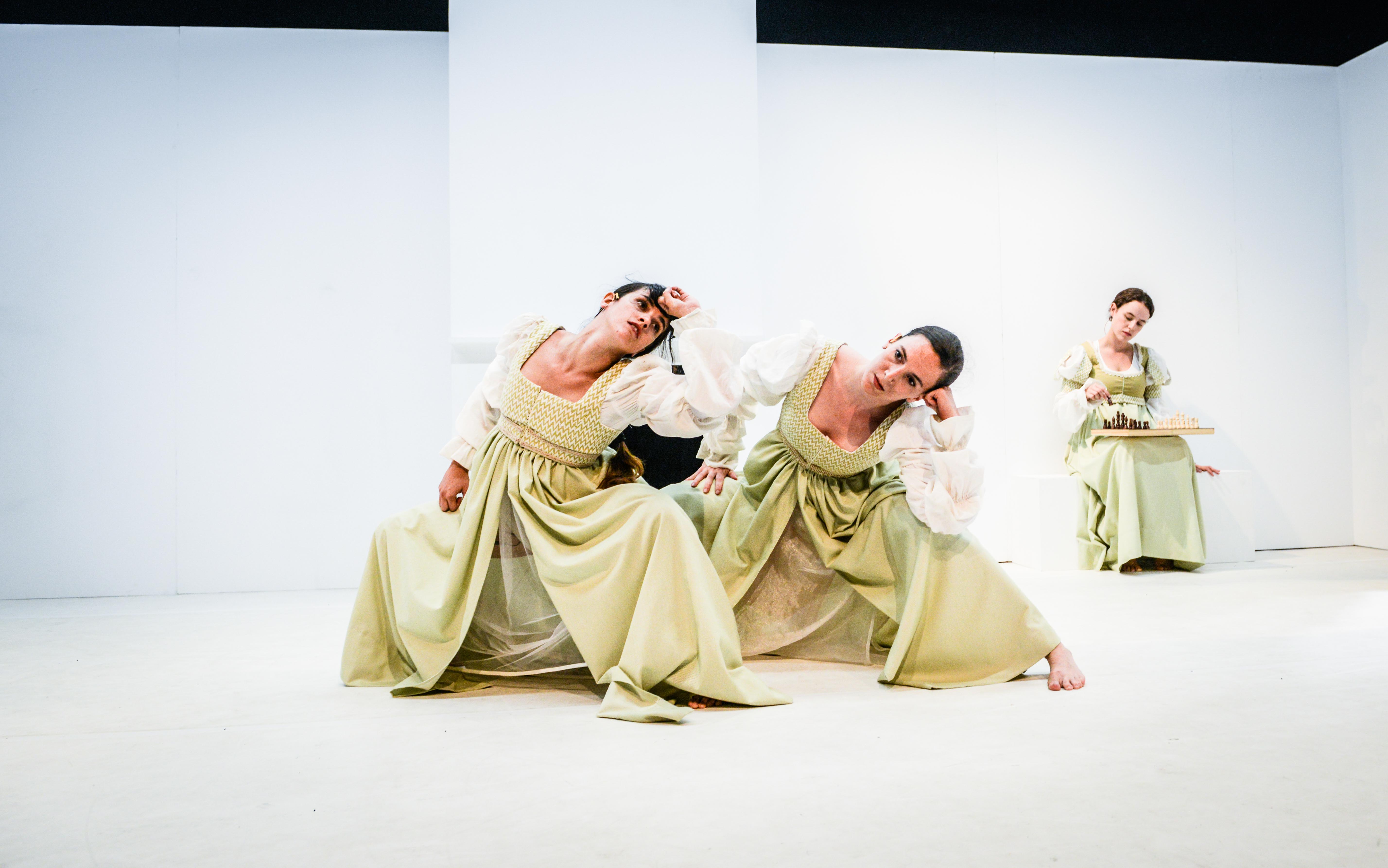Daniela Brown, Marina Fullana i Laura Lliteres interpretando 'Los huessos de Montaigne'