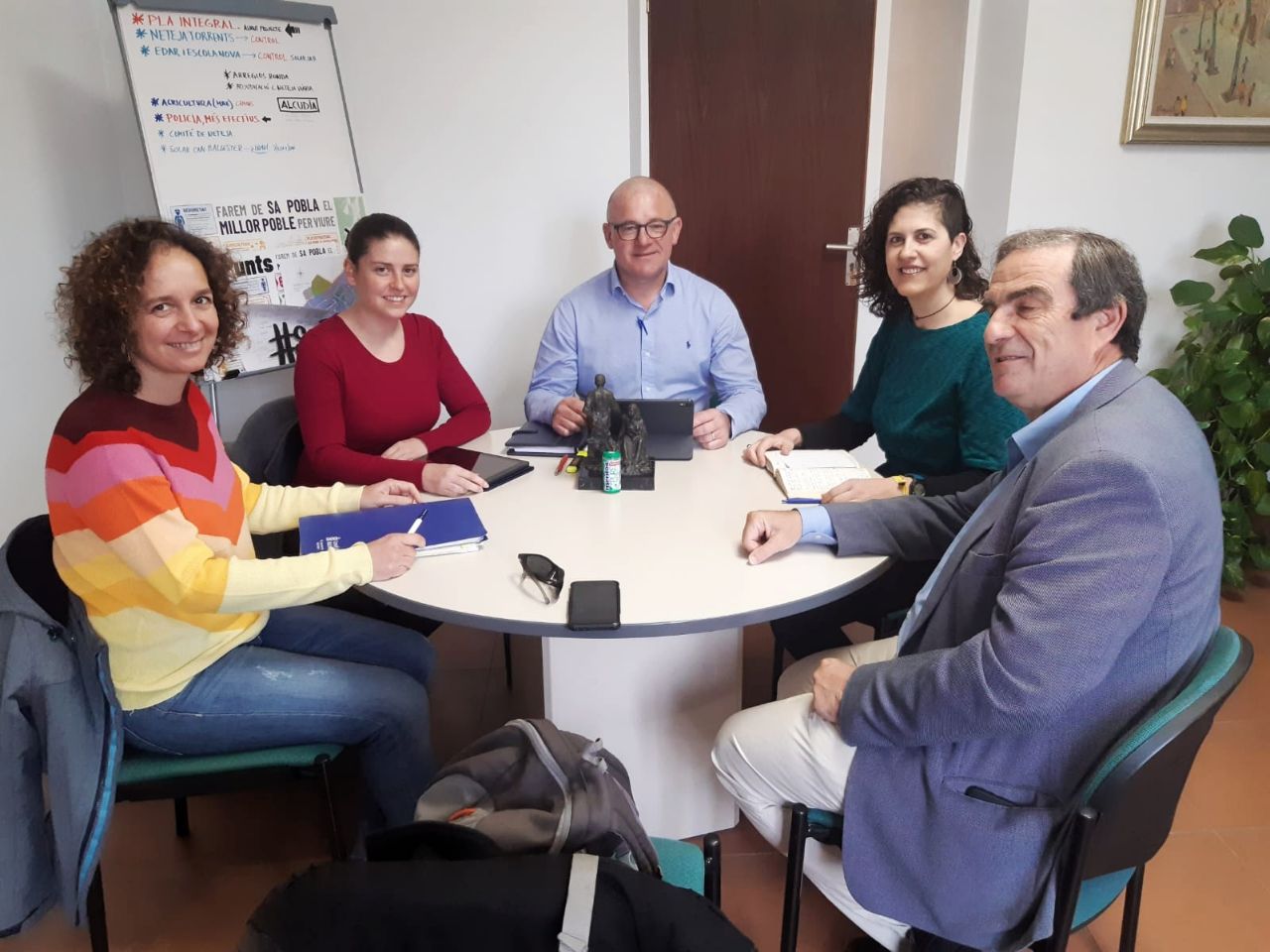 La vicepresidenta y consellera de Sostenibilitat i Medi Ambient, Aurora Ribot, y el alcalde de Sa Pobla, Llorenç Gelabert.