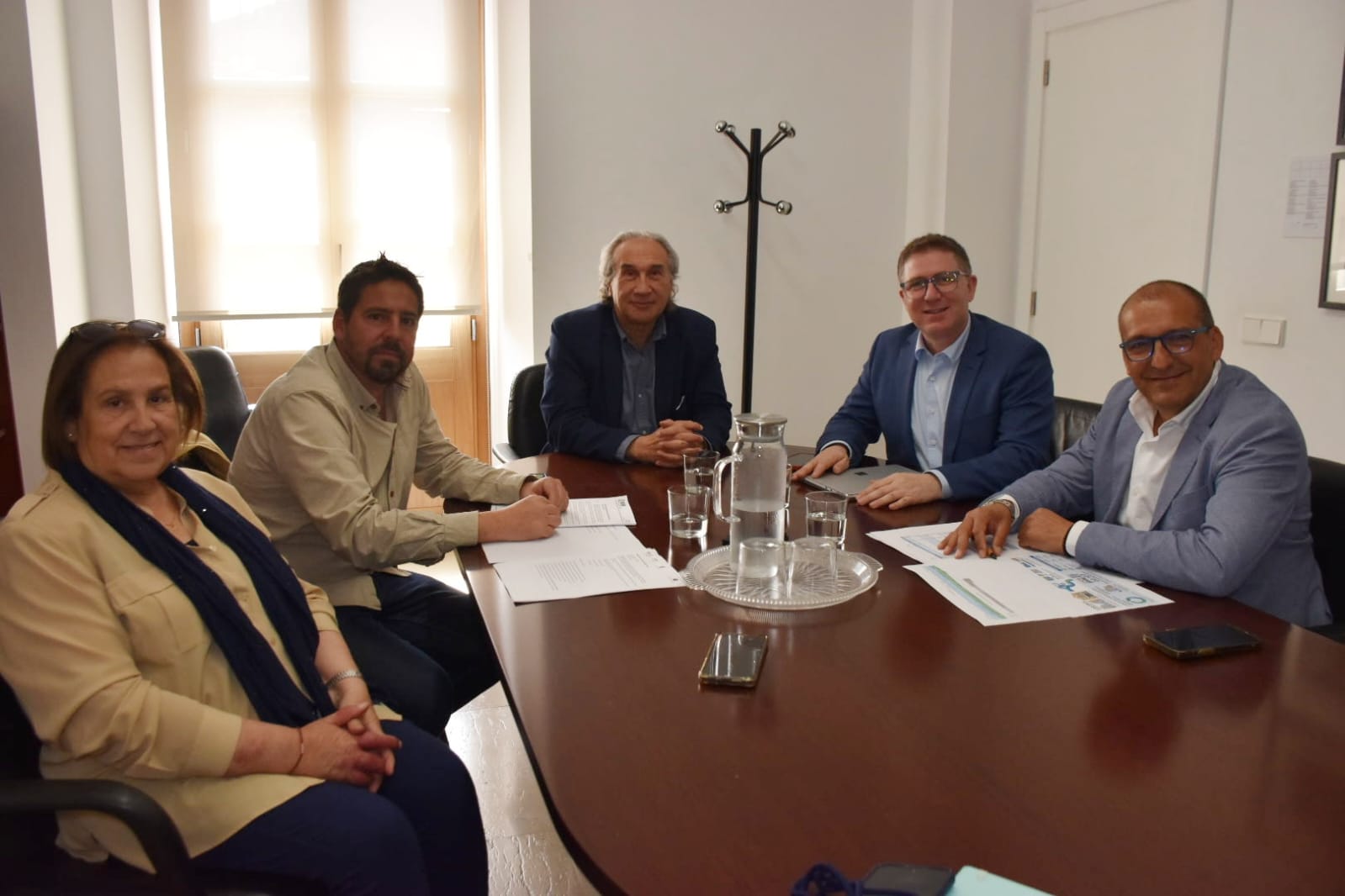 Imágenes de la reunión con el alcalde y parte de su equipo