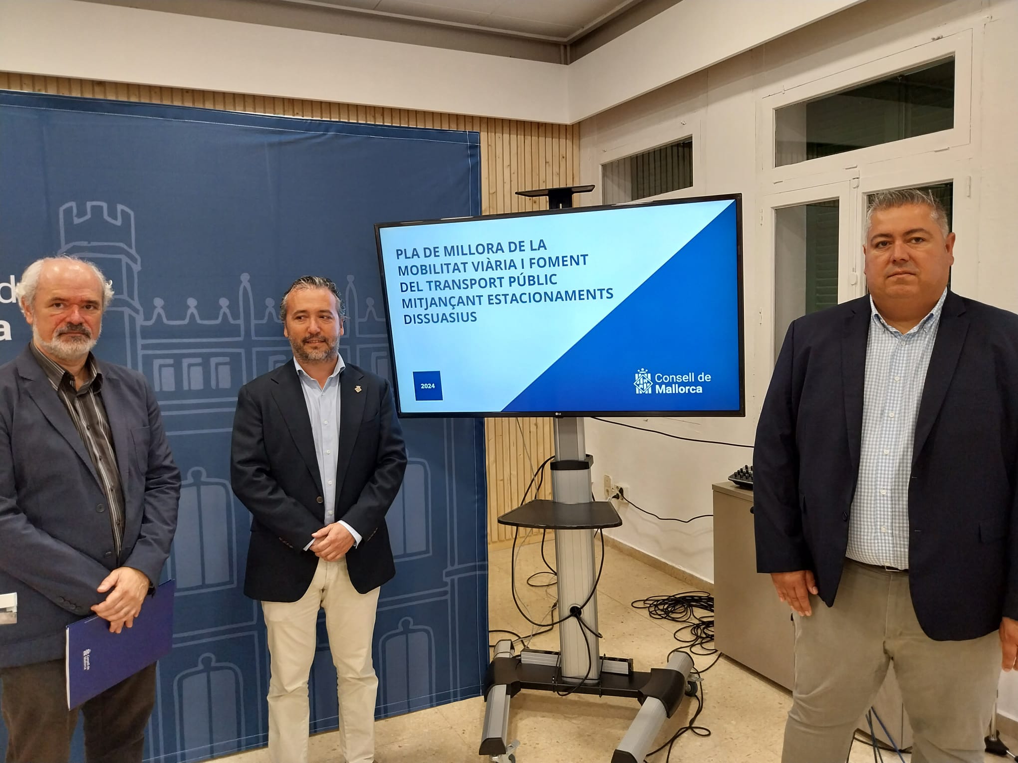 El consejero de Territori, Mobilitat i Infraestructures, Fernando Rubio, acompañado del director insular de Infraestructuras, Rafel Gelabert y del de Mobilidad, Rafel Gelabert.