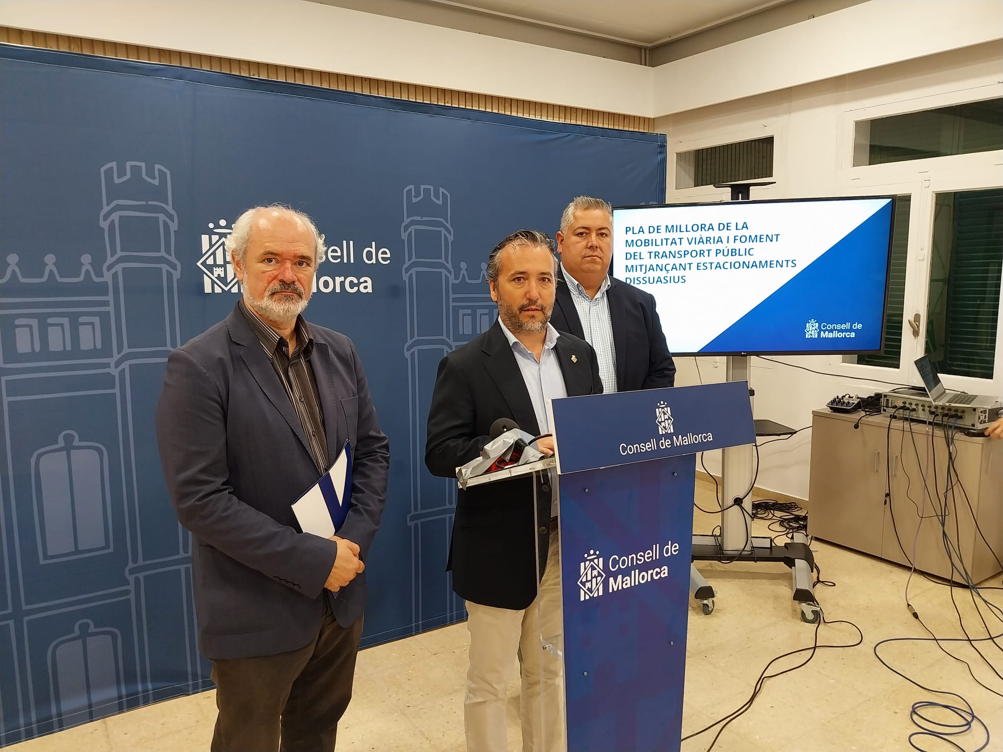 El consejero de Territori, Mobilitat i Infraestructures, Fernando Rubio, acompañado del director insular de Infraestructuras, Rafel Gelabert y del de Mobilidad, Rafel Gelabert.