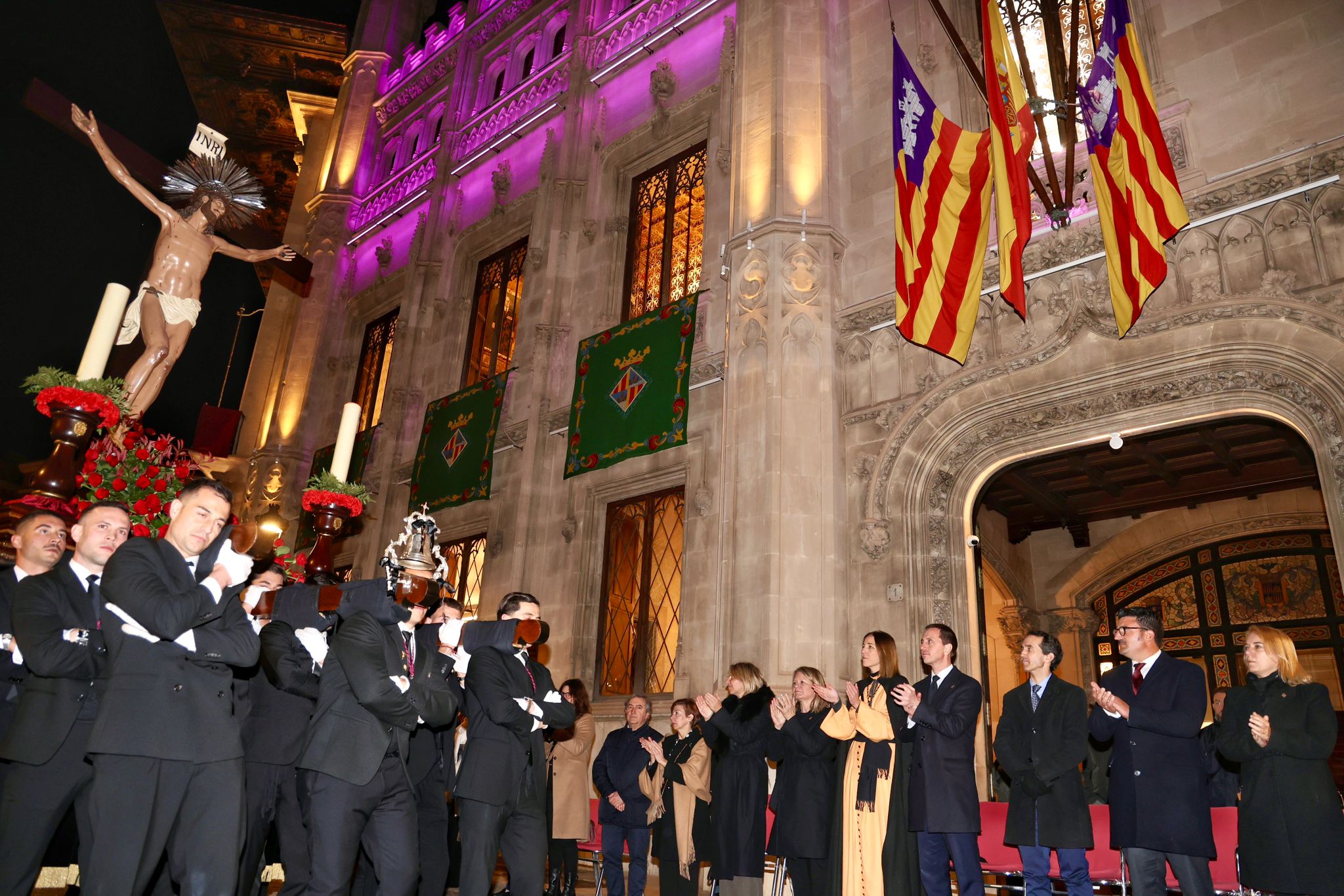 Imágenes del Santo Cristo de la Sangre a su paso por el Consell de Mallorca