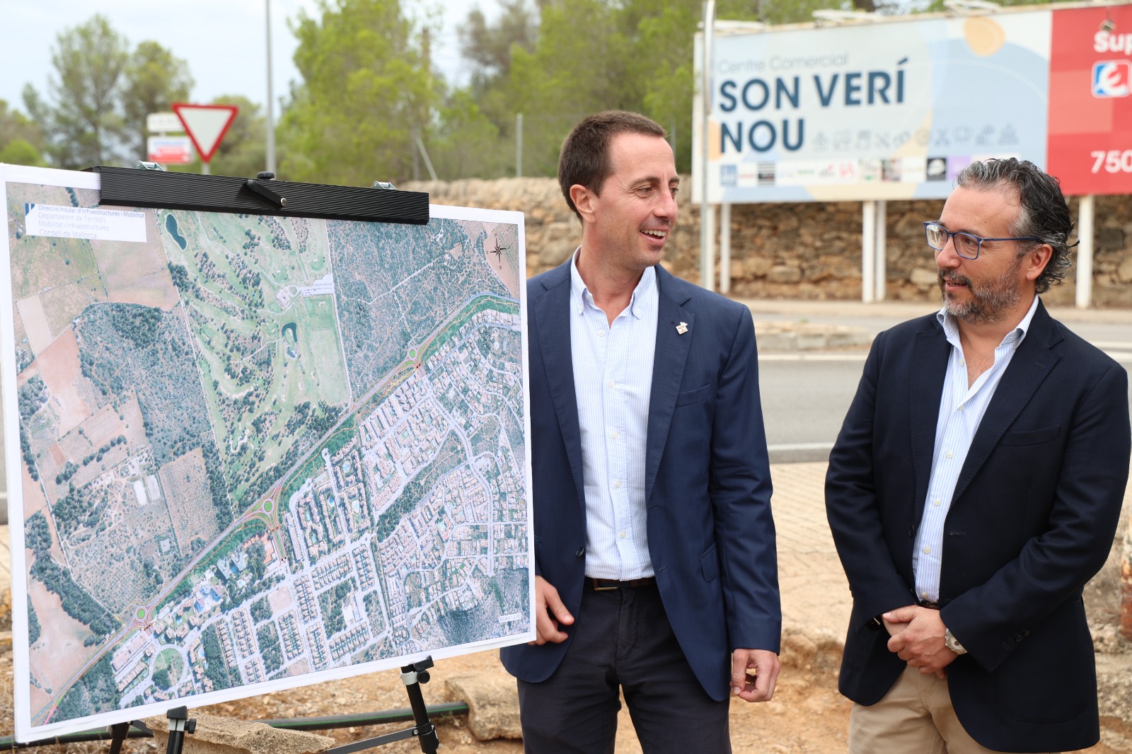 El president Galmés i el conseller Fernando Rubio davant el projecte