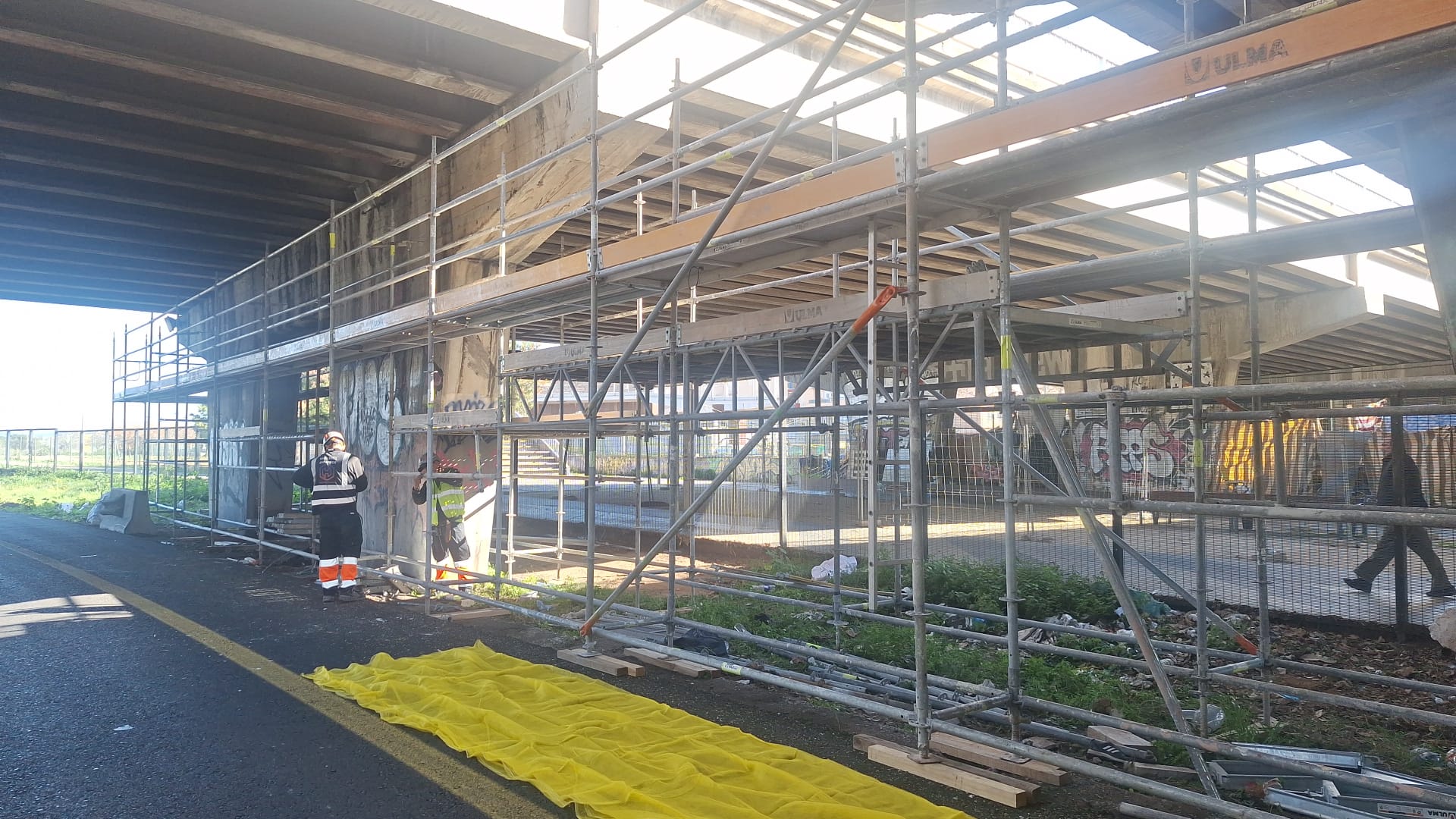 Operaris col·locant els bastiments per poder dur endavant la reparació del pont.