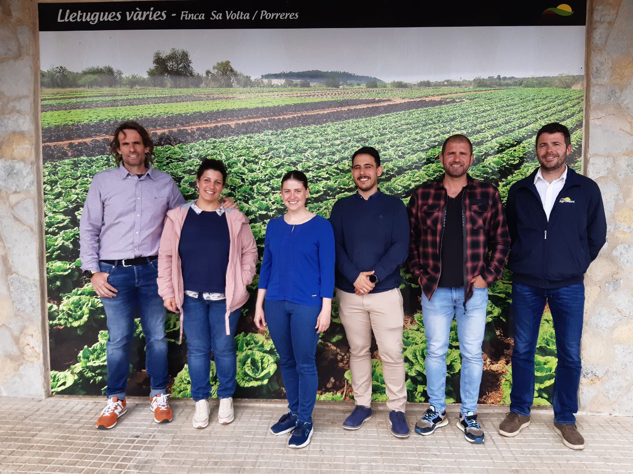 (De izquierda a derecha) Tomeu Lliteres, propietario de Agromart, Apol·lonia Figuera, propietaria de Agromart, Aurora Ribot, vicepresidenta y consellera de Sostenibilitat i Medi Ambient, Juan Carrasco, director insular de Residus, Rafel Figuera, propietario de Agromart, i Xisco Martí, director de Agromart.