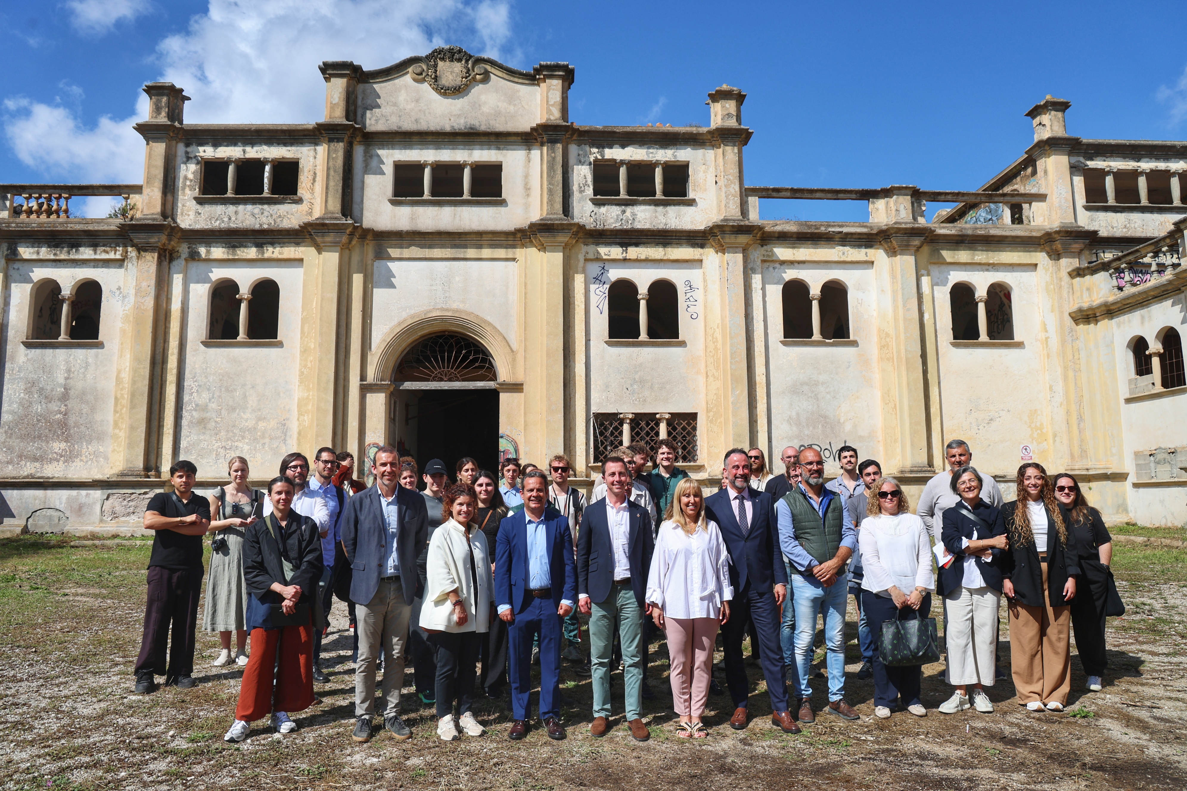El president, Llorenç Galmés, a la visita dels joves arquitectes d'Europan 18 a Es Sindicat de Felanitx