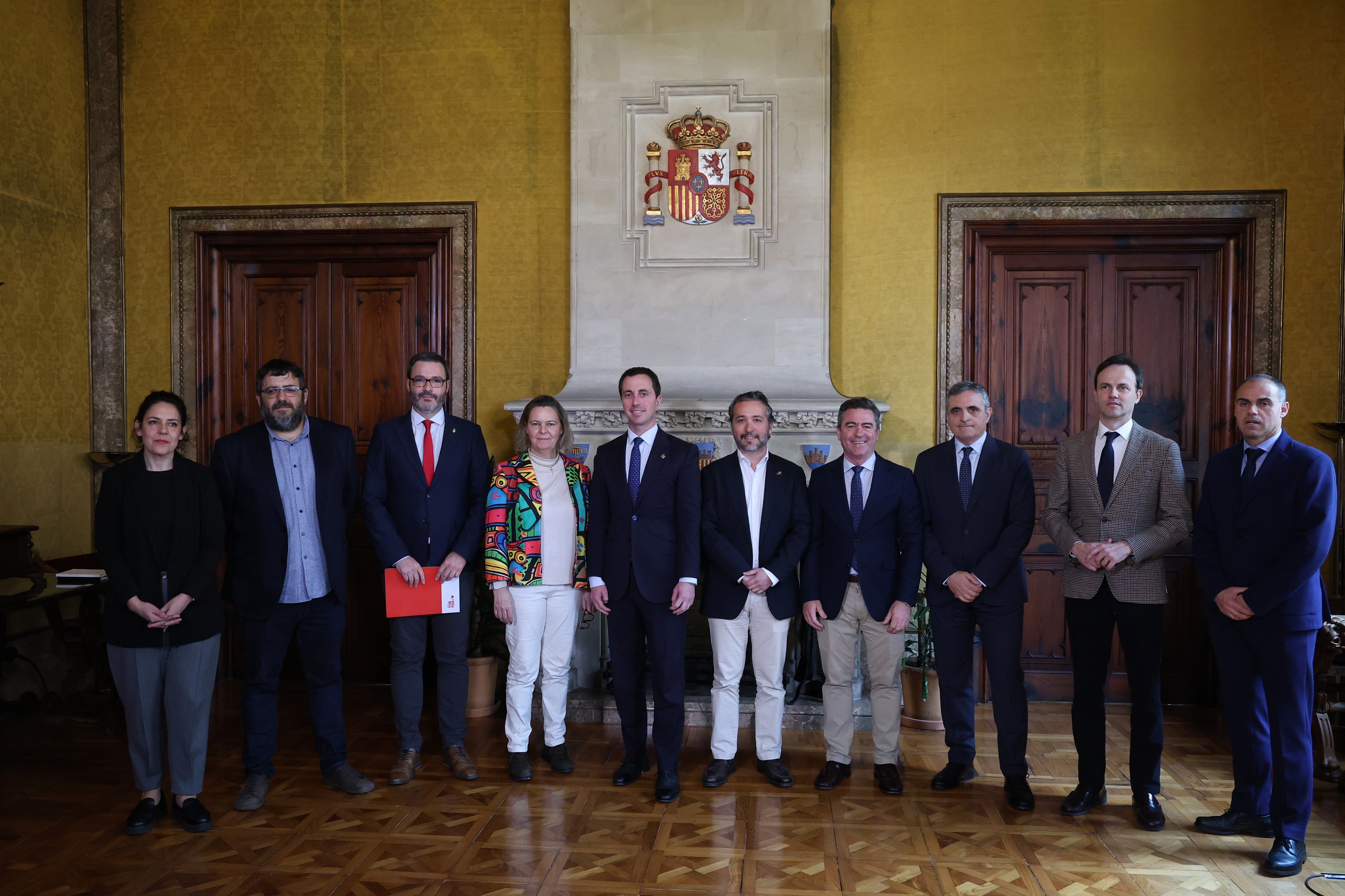El president Llorenç Galmés amb els diputats i senadors per Balears.
