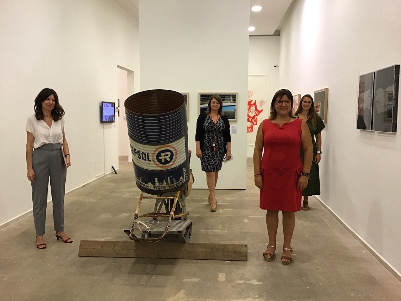 La consellera de Cultura, Patrimoni i Política Lingüística, Bel Busquets, i la directora insular de Cultura, Maria Pastor, durant la inauguració de l'exposició.