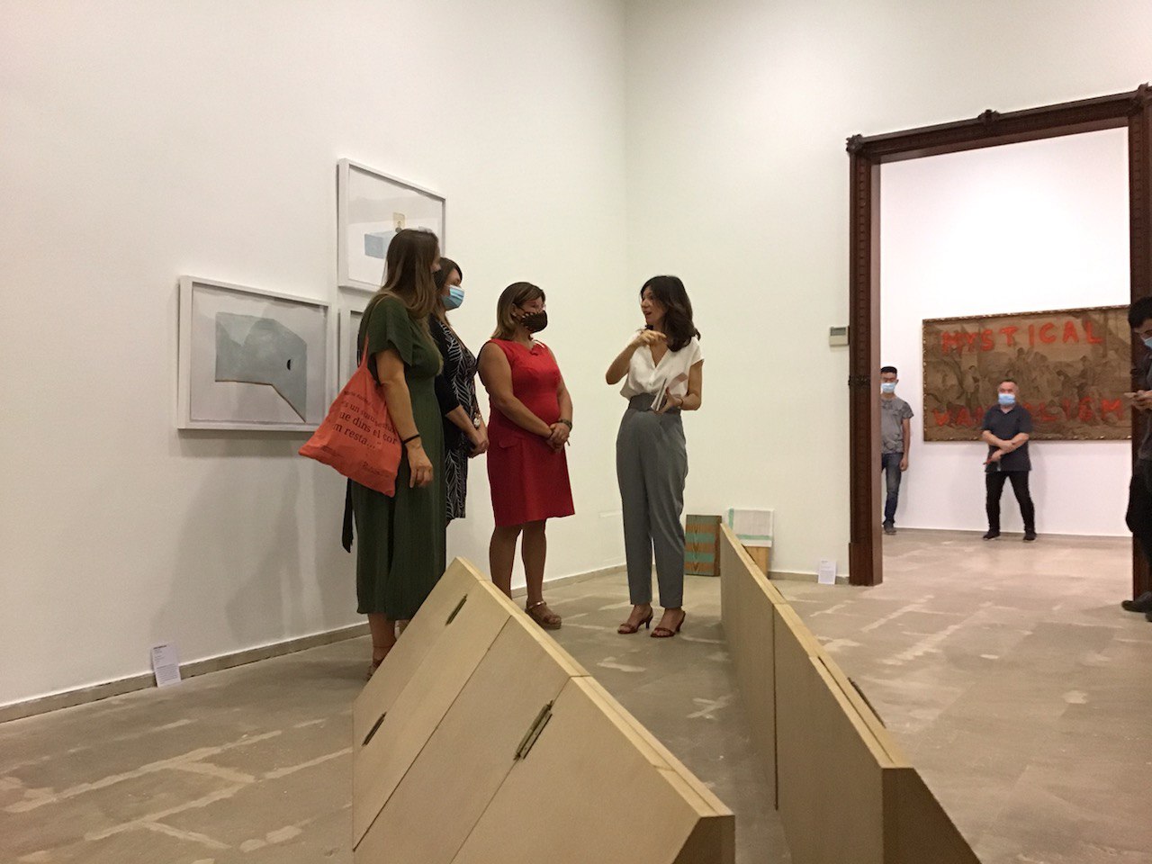 La consellera de Cultura, Patrimoni i Política Lingüística, Bel Busquets, i la directora insular de Cultura, Maria Pastor, durant la inauguració de l'exposició.