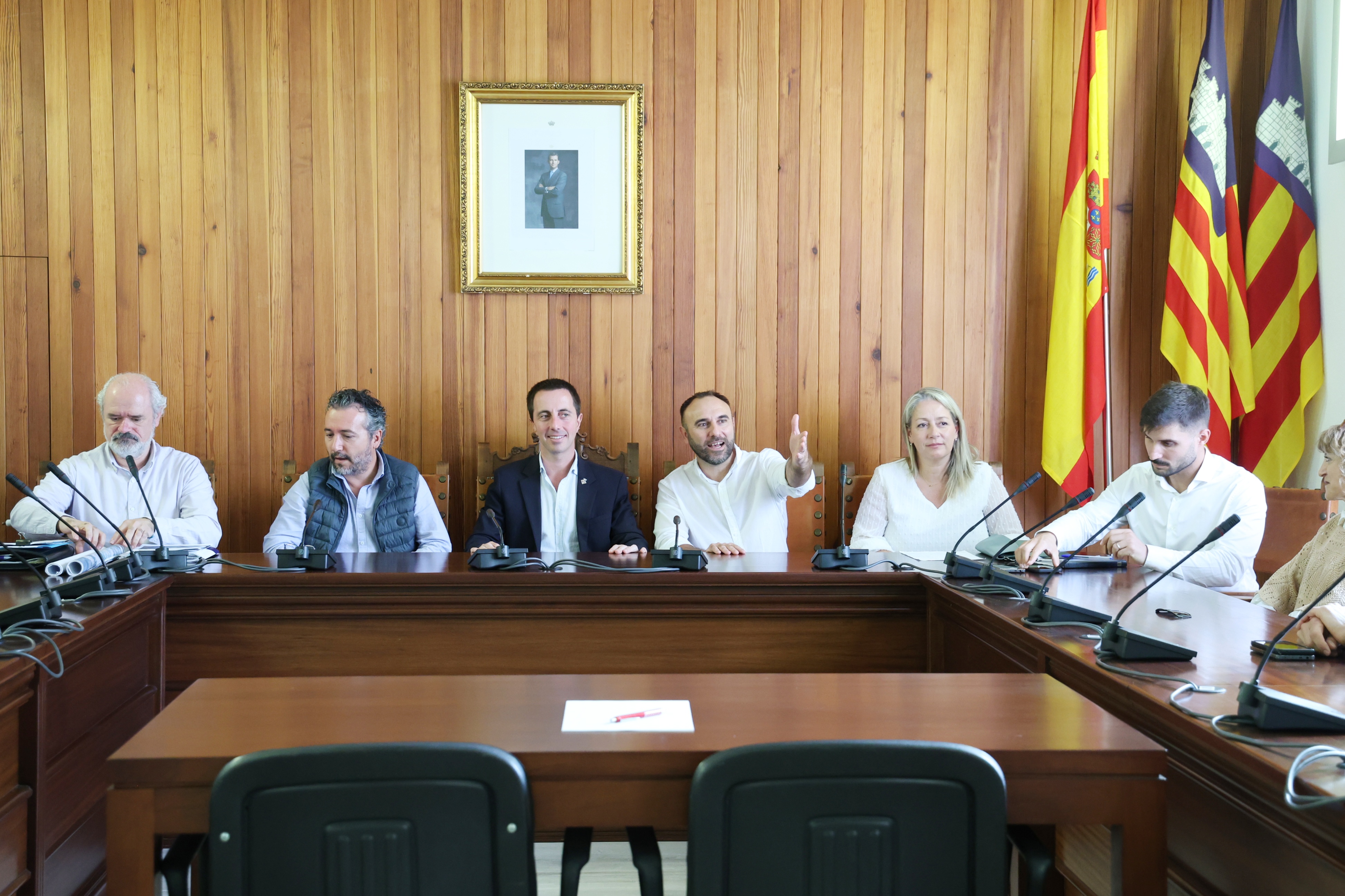 Reunión en la sala de plenos del ayuntamiento