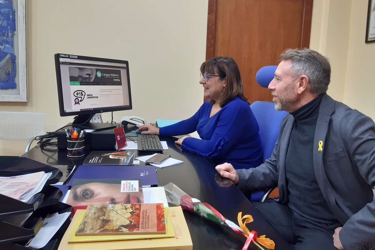 La consellera de Cultura, Patrimoni i Política Lingüística, Bel Busquets, i el director insular de Política Lingüística, Lluís Segura, consultando el nuevo portal.