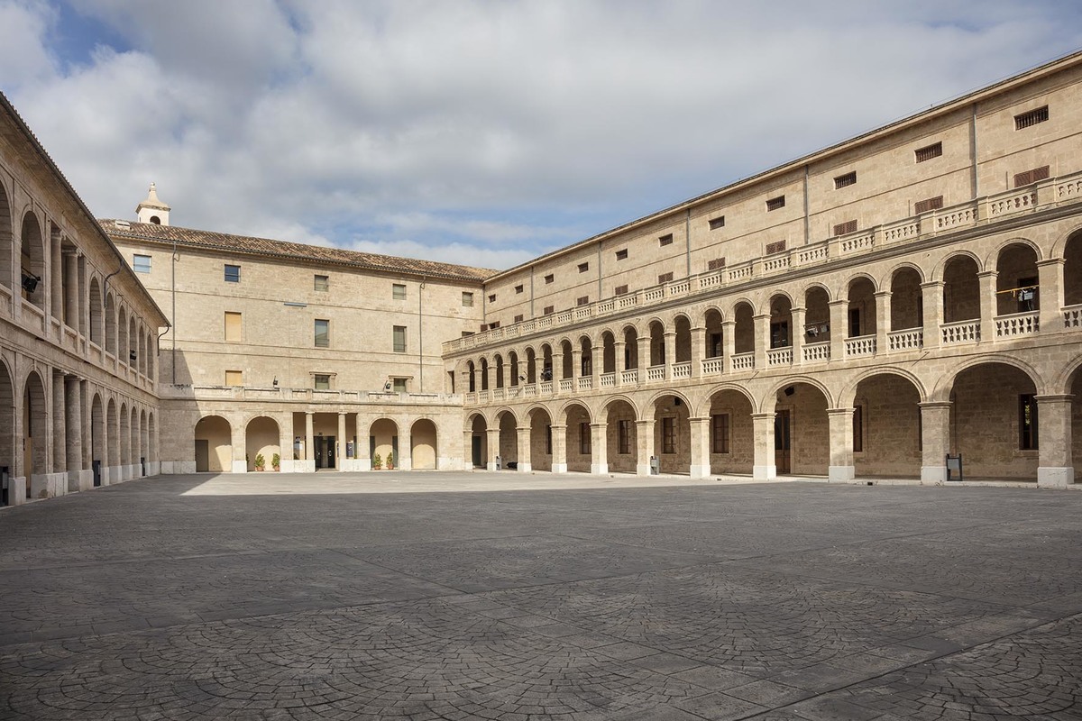 Pati de la Misericòrdia, seu del Departament de Cultura, Patrimoni i Política Lingüística