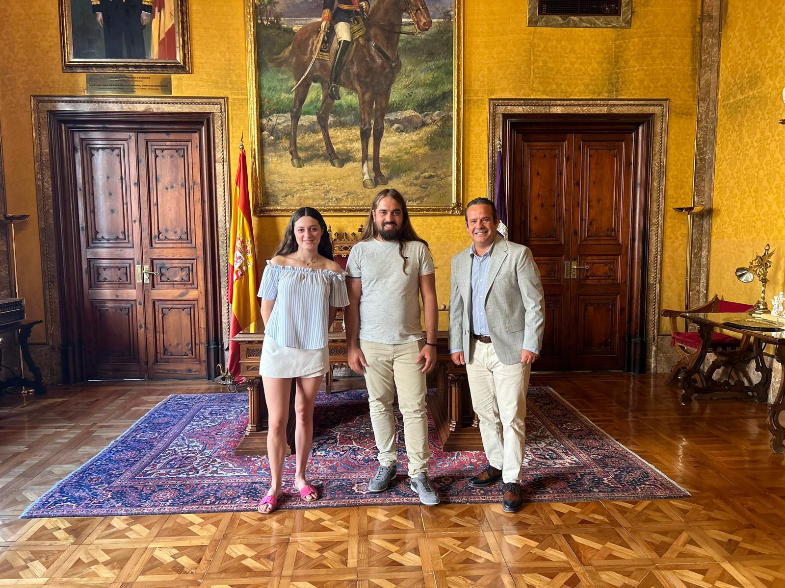 El conseller de Presidència, Toni Fuster, la directora insular de Joventut, Alicia Vinaixa, i el ramader guardonat, Toni Seguí Villalonga.