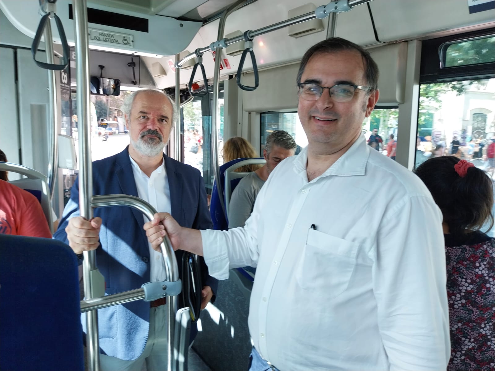 Rafel Gelaberrt, director insular de Infraestructures i Mobilitat, junto al gerent de l'EMT, Juan José Elías, comprobando la aceptación del transporte público gratuito.