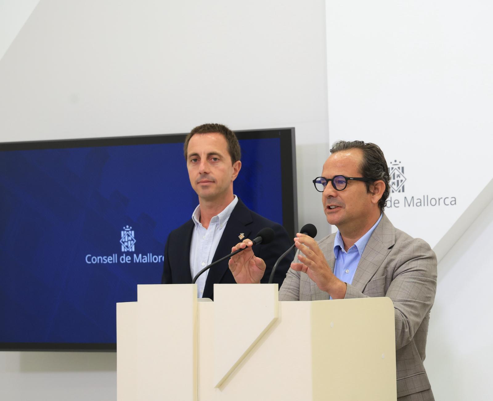 El president, Llorenç Galmés i el conseller de Presidència, Antoni Fuster. 