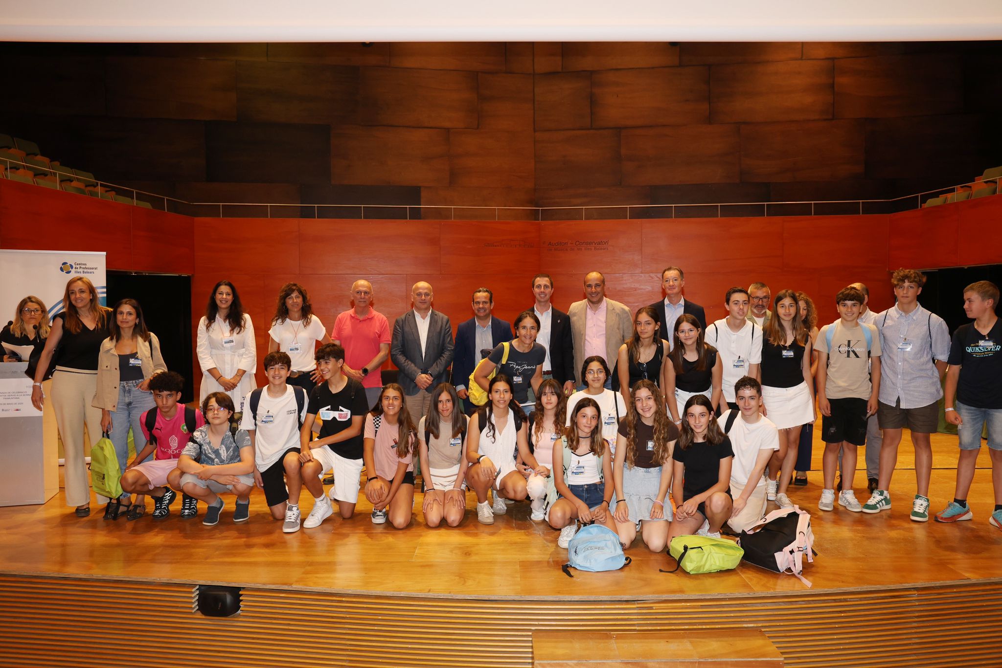 El president amb els alumnes que han participat en l'Aprenentatge Servei a la Serra