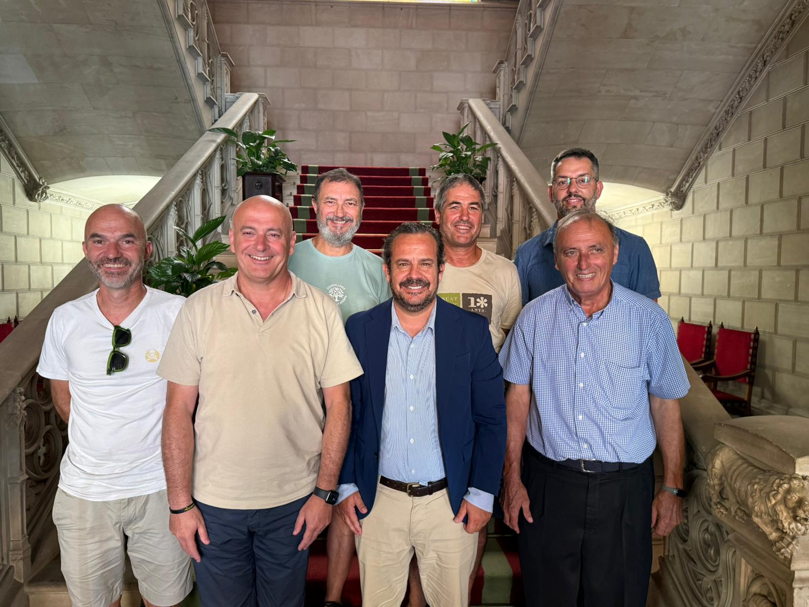 El conseller de Presidència, Toni Fuster, amb els representants de les cooperatives agràries de la serra de Tramuntana i APAEMA.