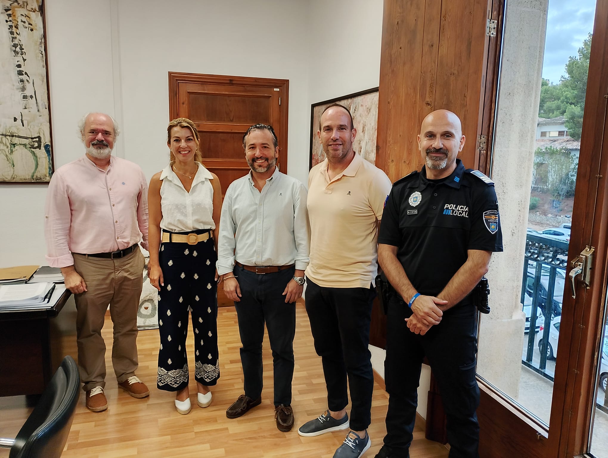 La alcaldesa de Andratx, Estefania Gonzalvo, con el conseller de Territori, Mobilitat i Infraestructures, Fernando Rubio en la reunion.
