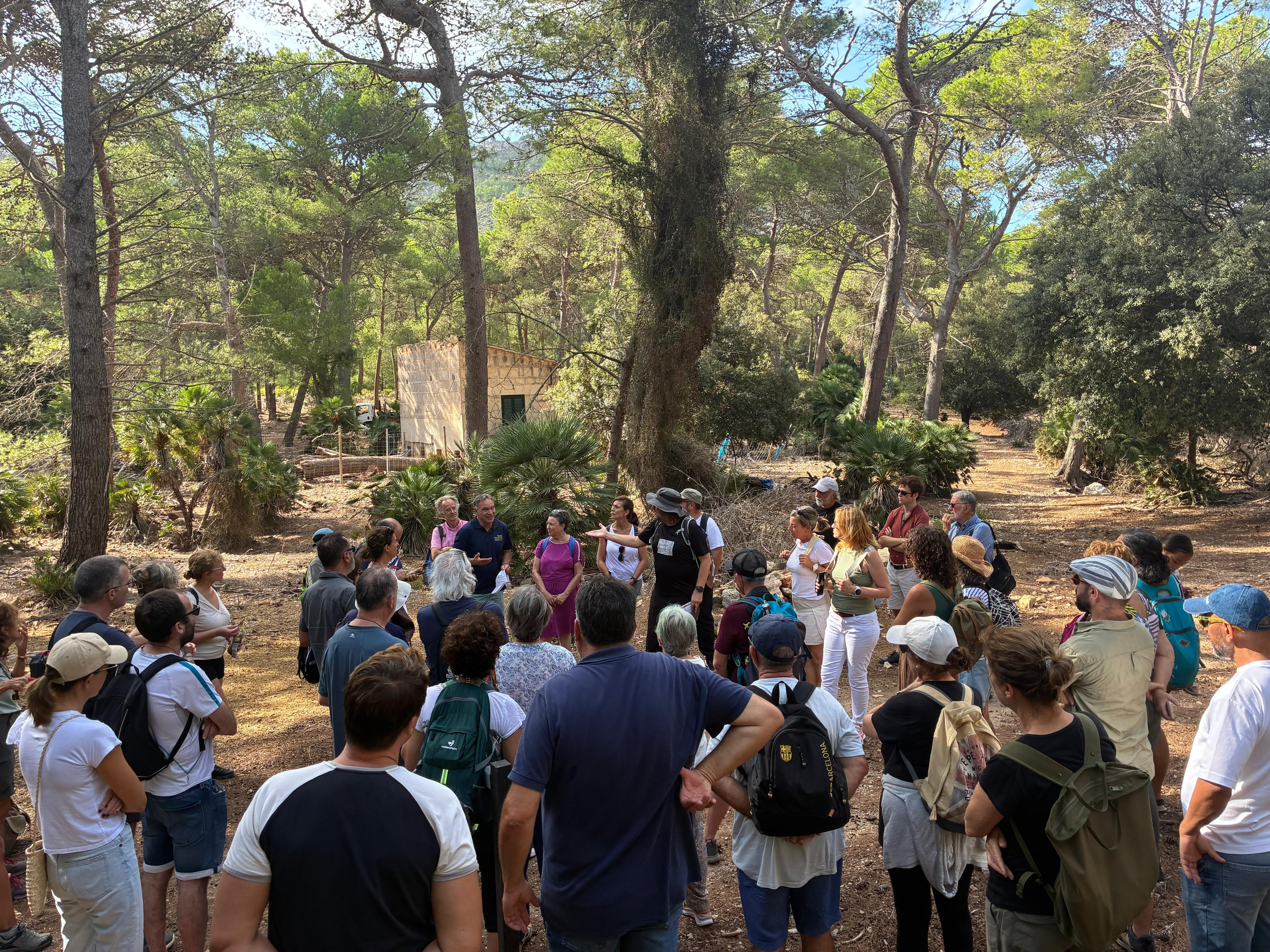 Grup de participants a la ruta poètica de la Diada de Mallorca dedicada a Miquel Costa i Llobera