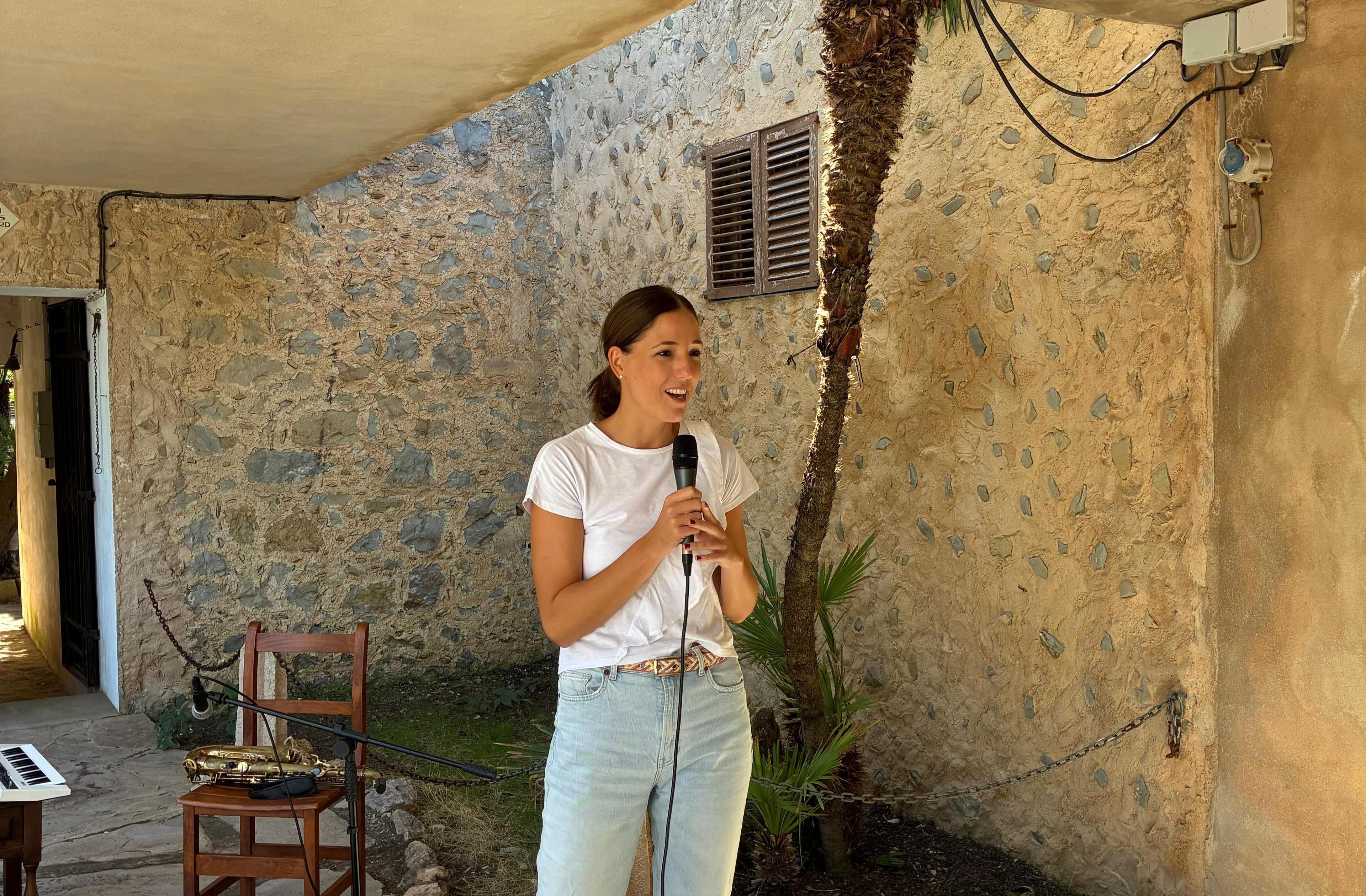 La vicepresidenta i consellera de Cultura i Patrimoni, Antònia Roca, a Formentor, durant la ruta poètica