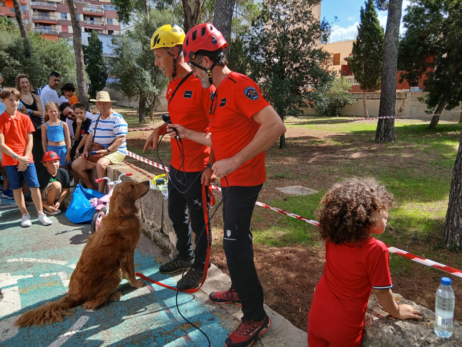 Bombers de Mallorca han fet demostracions de recerques amb la unitat canina.