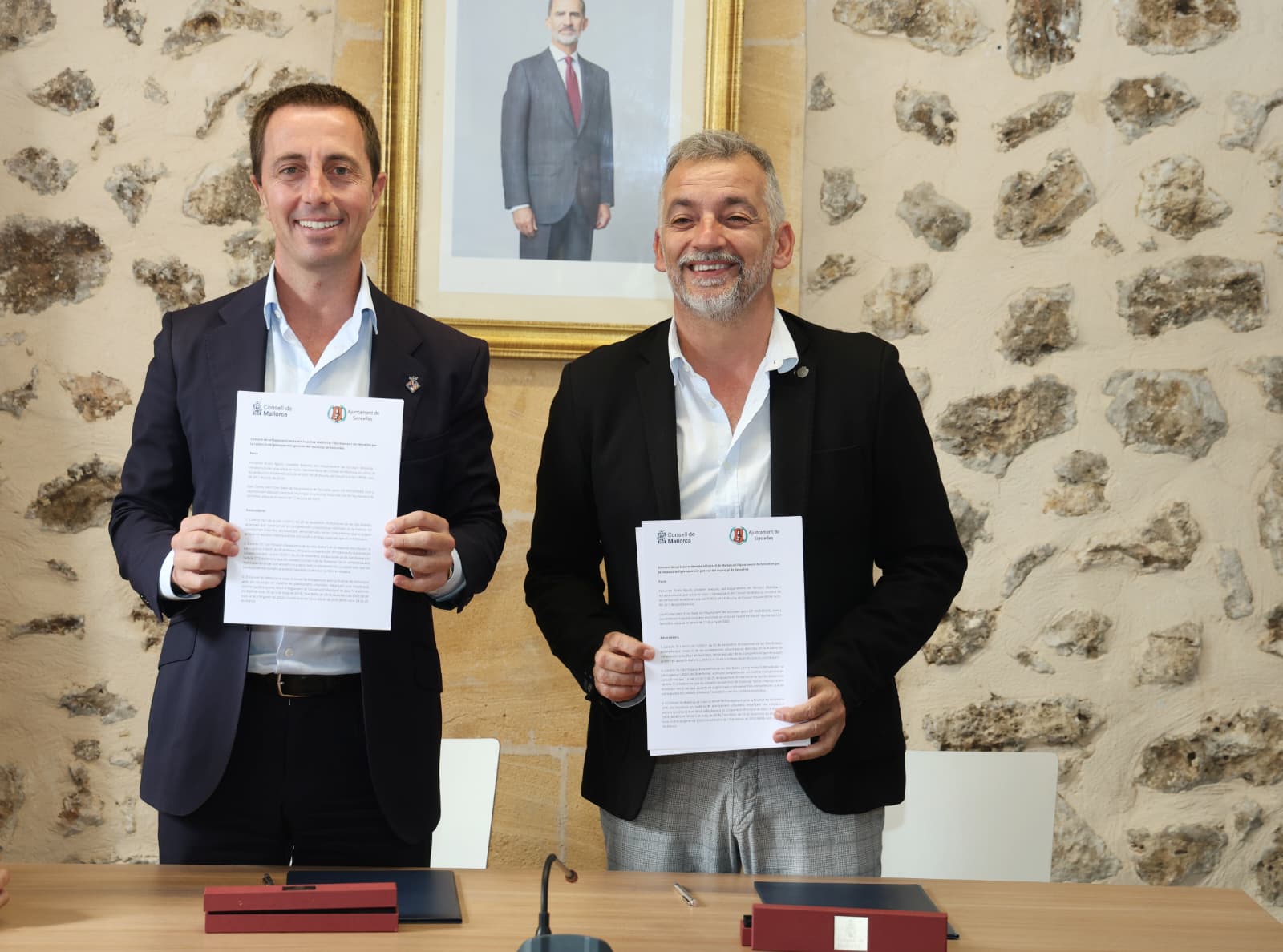 El President del Consell de Mallorca, Llorenç Galmés, i el Batle de Sencelles, Joan Carles Verd, a la firma del nou conveni que renovarà el planejament urbanístic del municipi.
