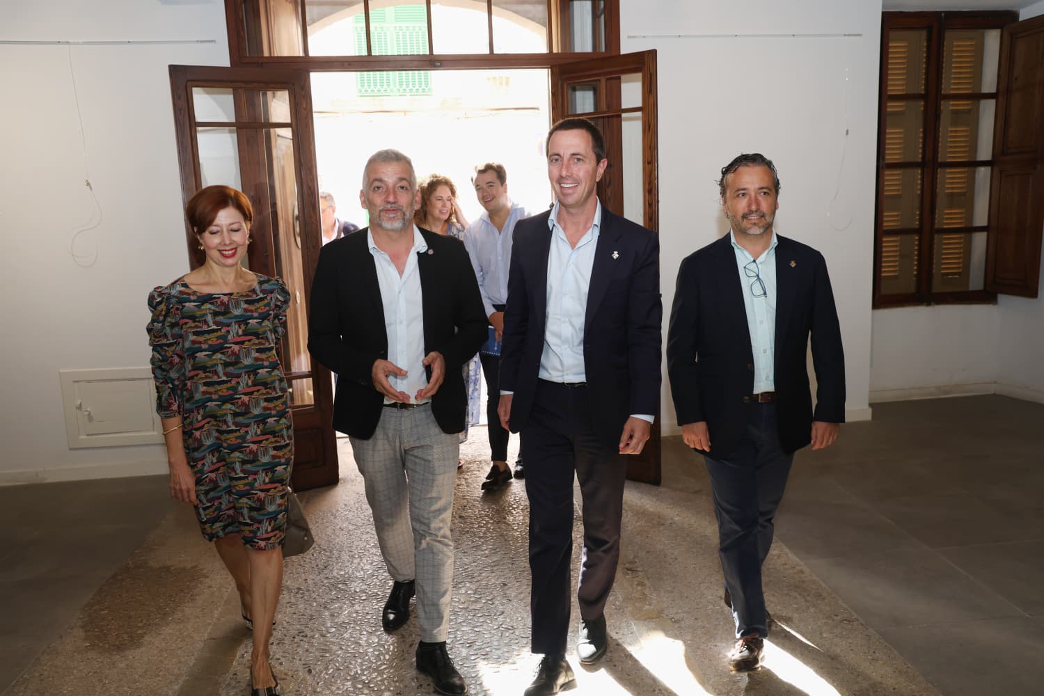 El conseller de Territori, Mobilitat i Infraestructures, Fernando Rubio, la directora insular d'Urbanisme i Planejament Municipal, Maria José Frau, amb el batle de Sencelles i el president del Consell.