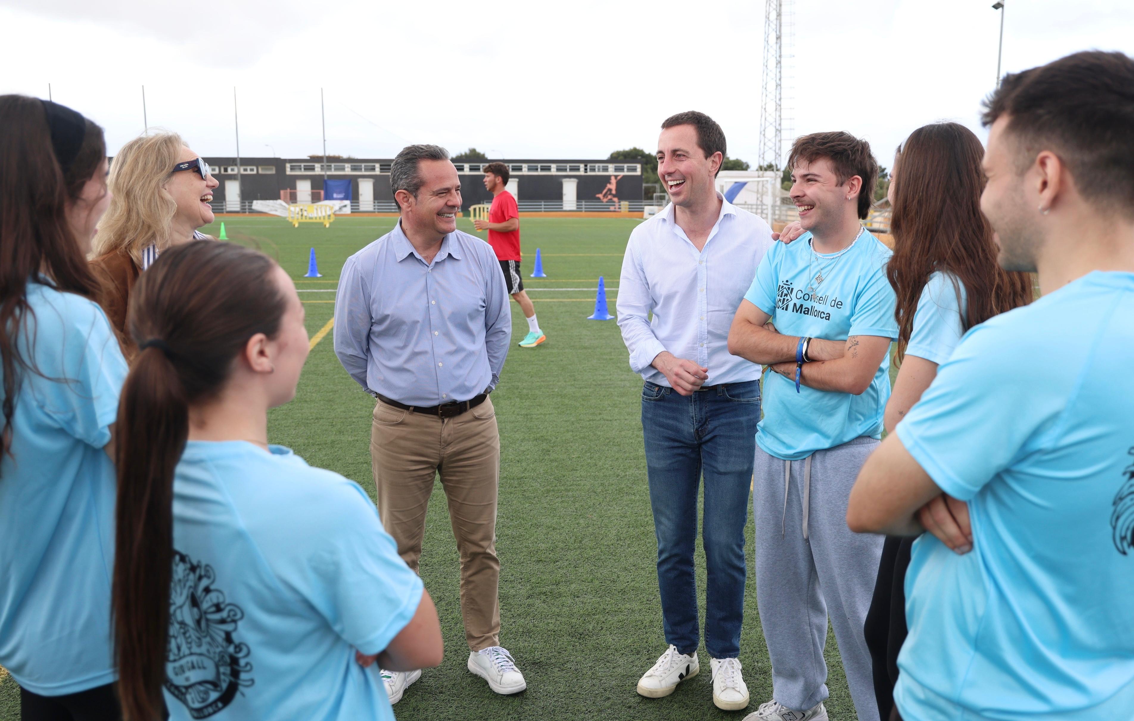 El presidente del Consell de Mallorca, el conseller de Presidencia y la directora insular de Juventud y Participación, en una de las actividades para jóvenes del Consell de Mallorca.