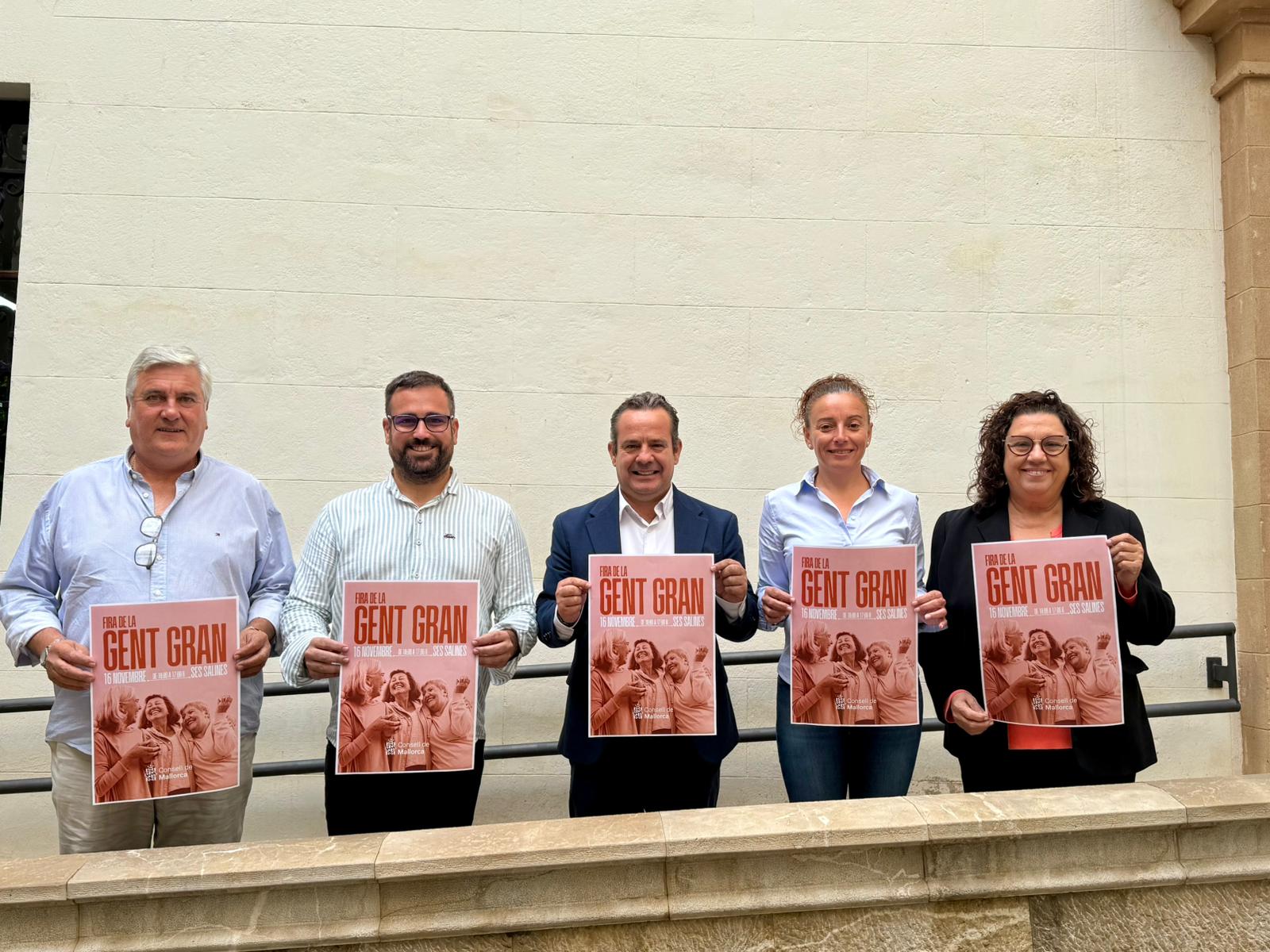 El conseller de Presidència, Toni Fuster; el batle de Ses Salines, Guillem Mas; la directora insular de Promoció Sociocultural, Hermosinda Mariño i els regidors de l'ajuntament.