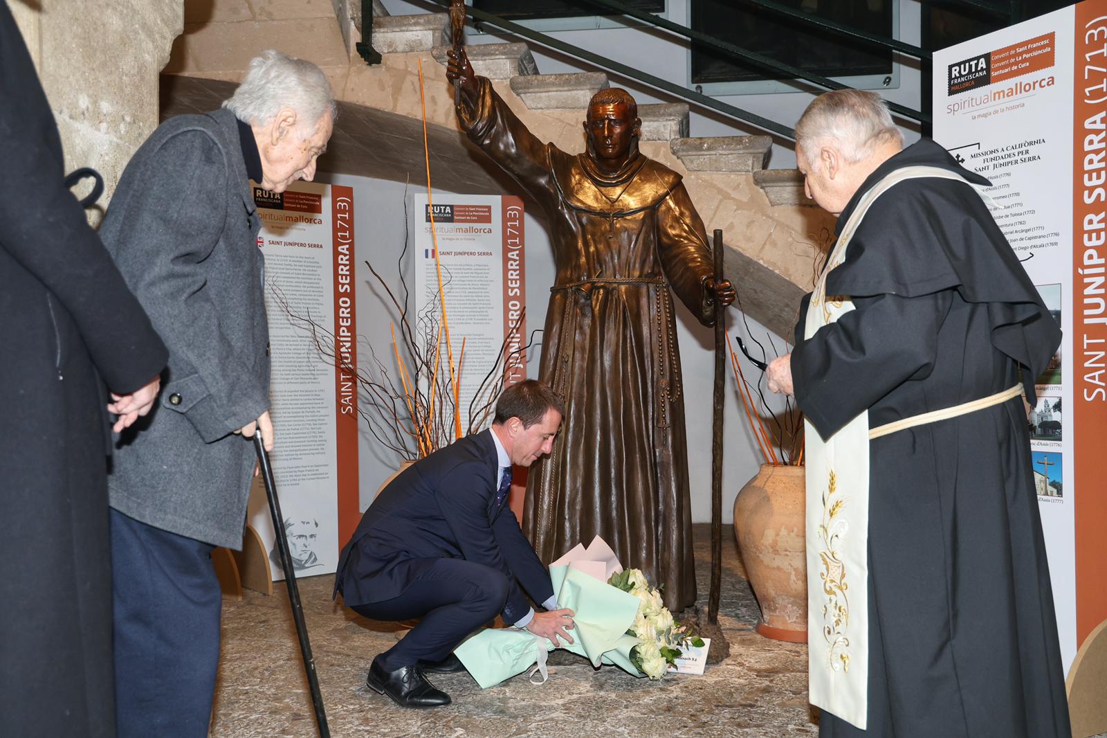 Ofrena a l'escultura de Fra Juníper Serra a la Basílica de San Francesc