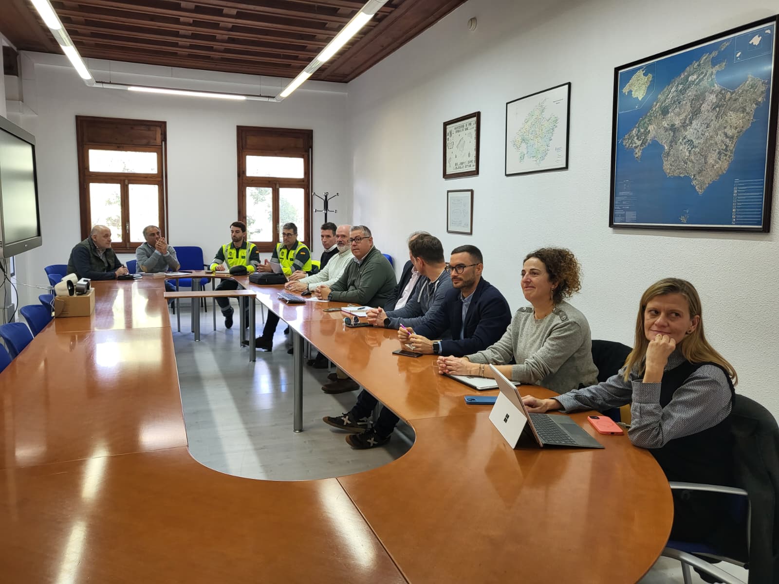 Las diferentes instituciones y entidades publicas con competencias en Formentor reunidas para pactar las restricciones de 2026