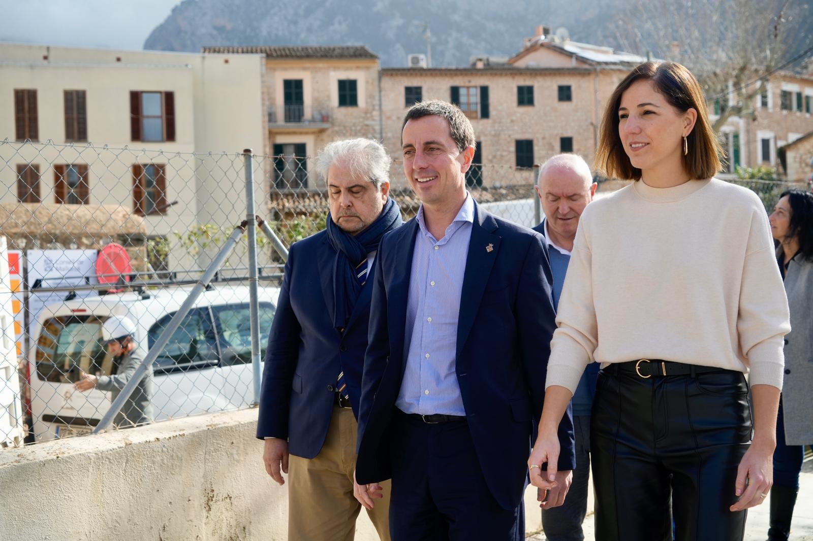 Visita del president del Consell de Mallorca, Llorenç Galmés; la vicepresidenta, Antònia Roca i el conseller d'Hacienda i Funció Pública, Rafel Bosch a Sa Fàbrica Nova de Sóller