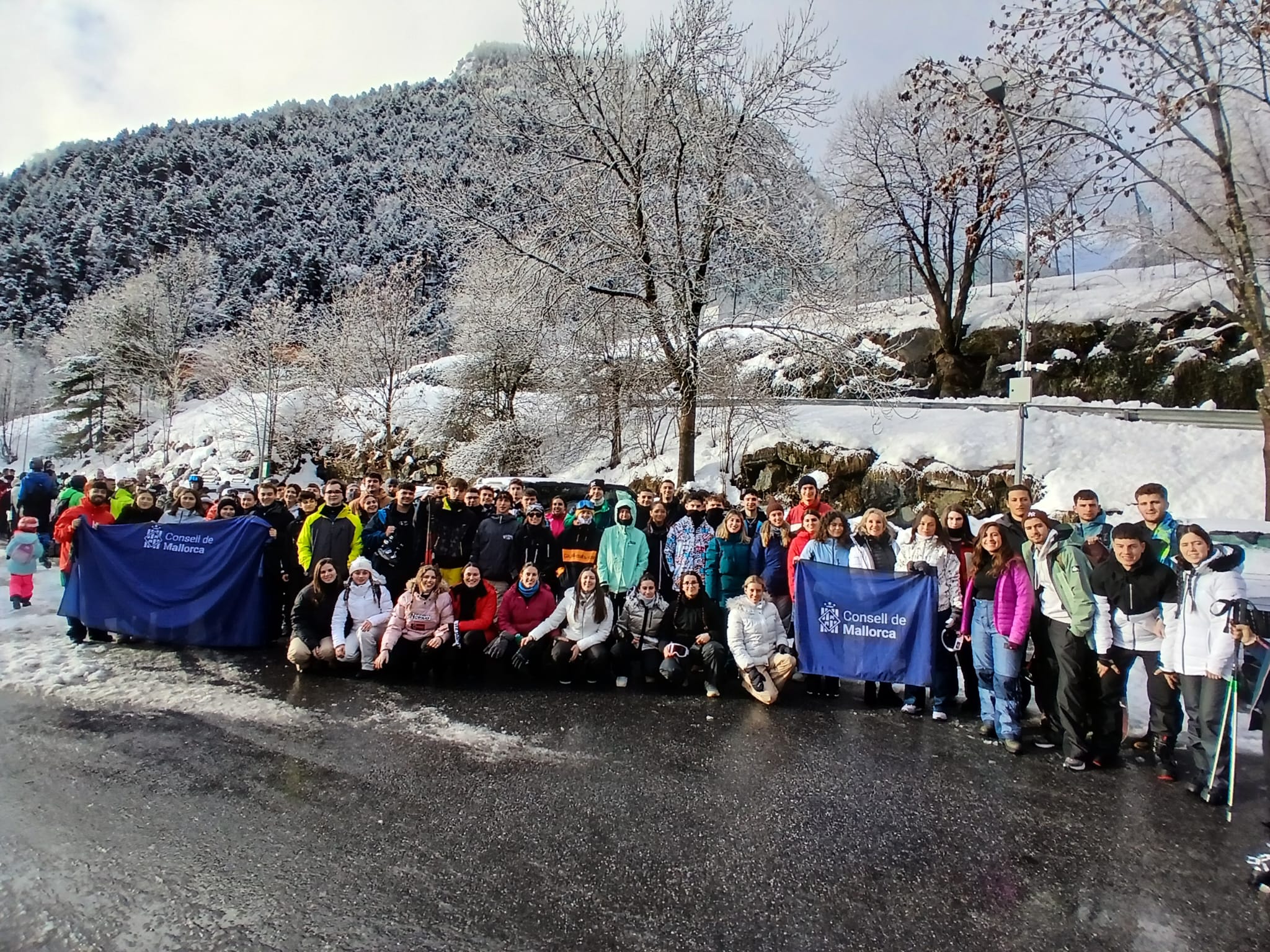 La directora insular de Joventut i Participació, Carmen Ripoll, amb el primer grup.