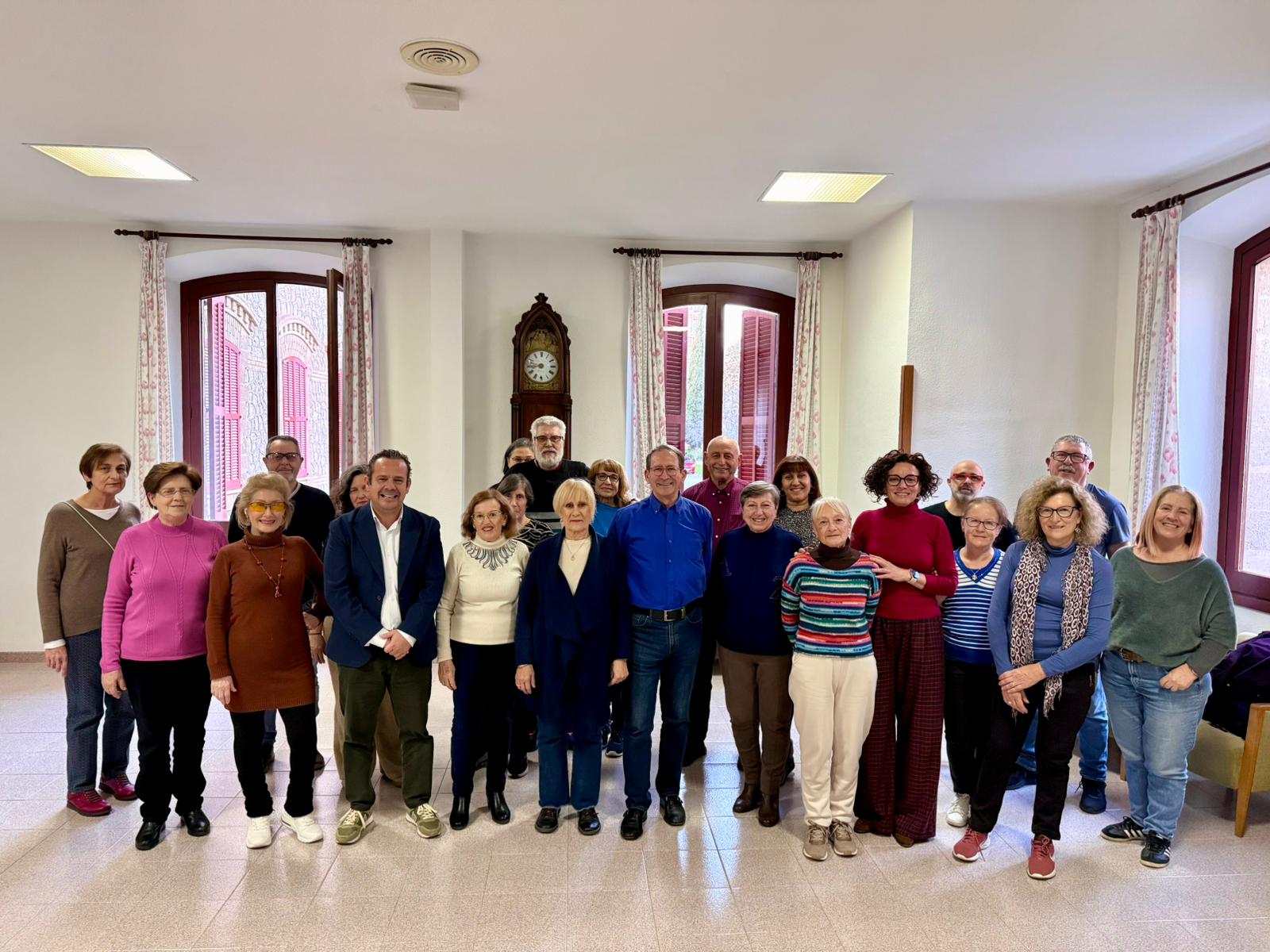 El conseller i la directora insular acompanyen un grup en un dels tallers de ball.