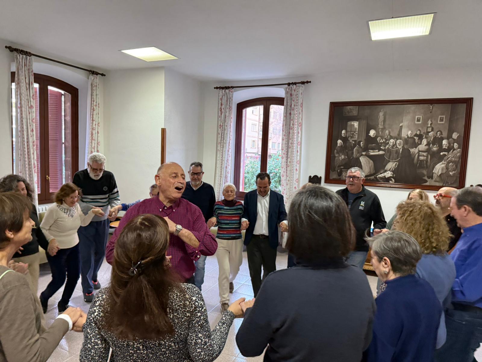 El conseller balla amb un dels grups. 