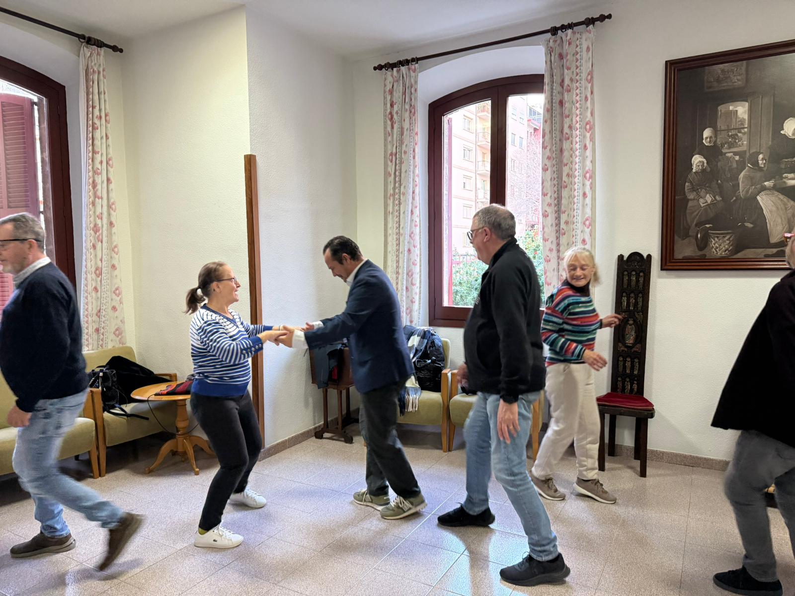 El conseller balla amb un dels grups. 