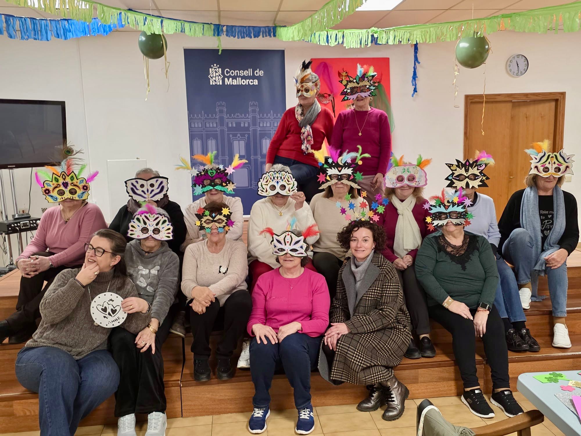 La directora a un taller de màscares. 