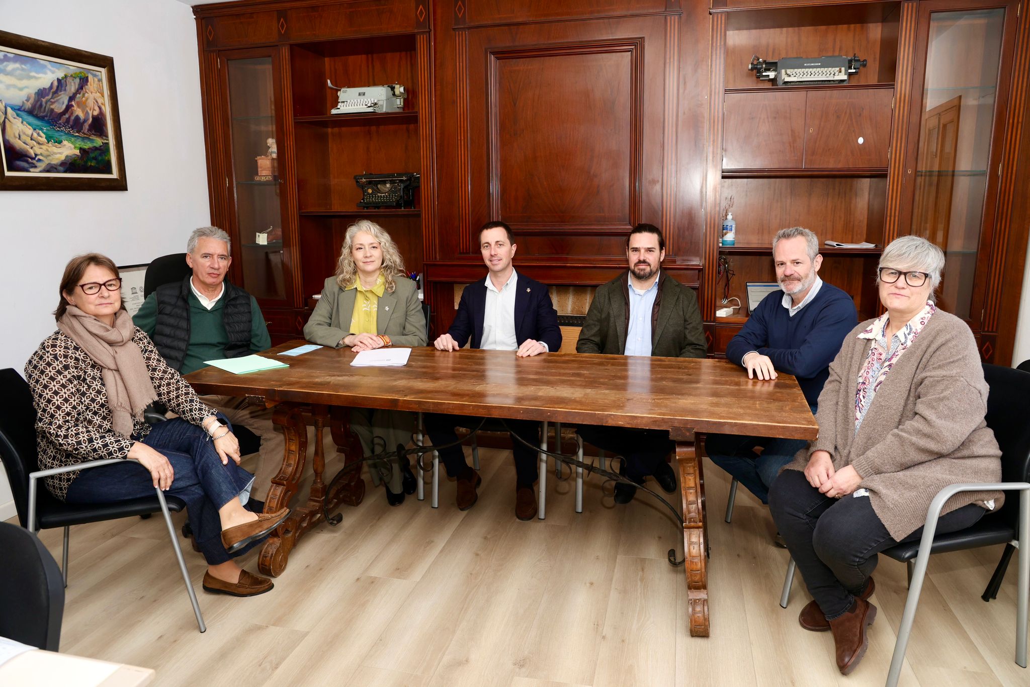 La consellera ,Pilar Amate; el president del Consell ,Llorenç Galmés; i el batle d'Estellencs, Bernat Isern.