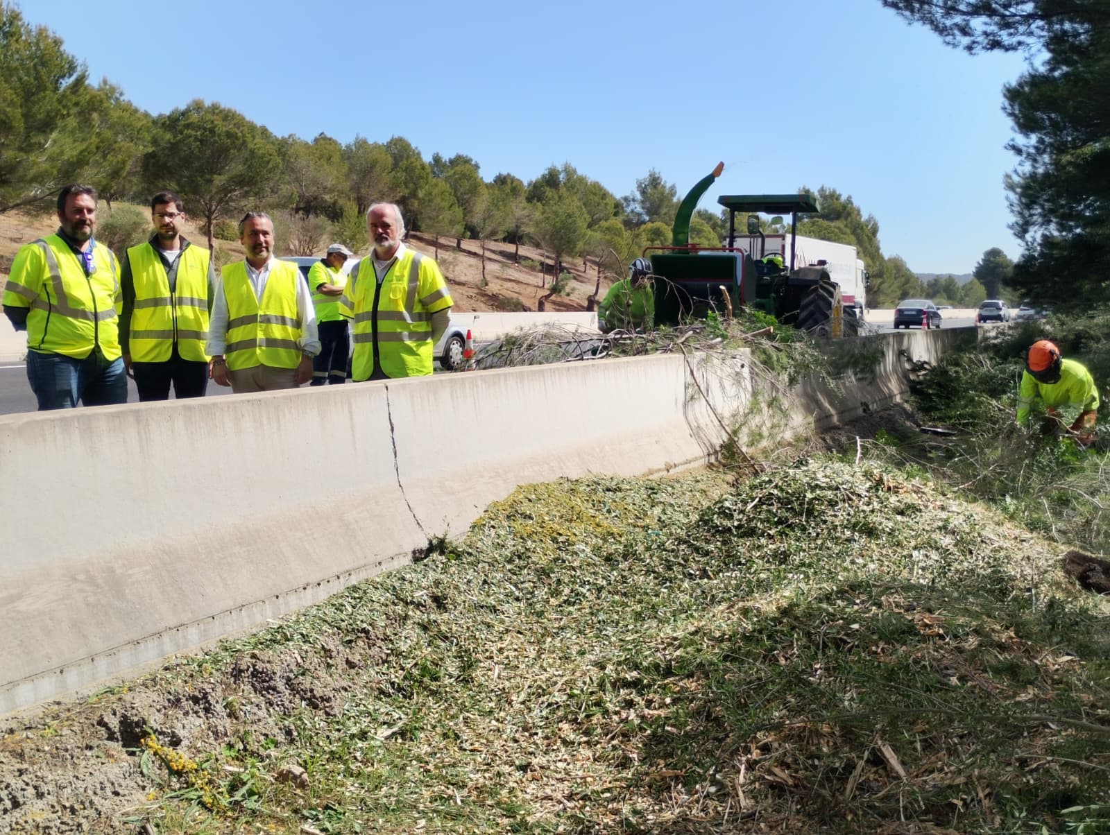 El Conseller de Territori, Mobilitat y Infraestructures, Fernando Rubio, y el director insular de Infraestructures y ITV, Rafel Gelabert, visitando los trabajos de prevención de incendios de la autopista de Inca.