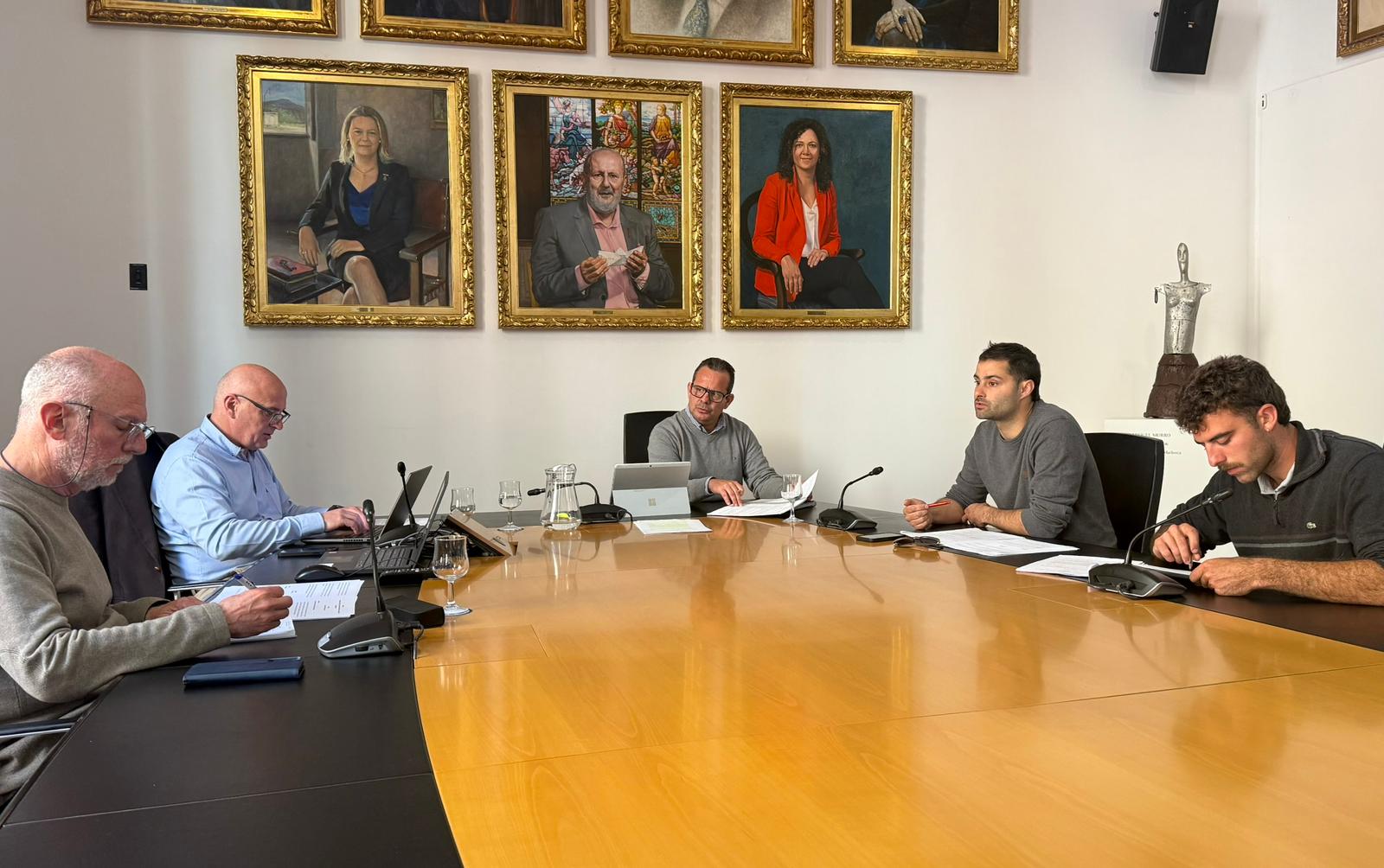 El conseller, el director insular de la Serra y el gerente del Consorcio, en una de las reuniones mantenidas con ASAJA.