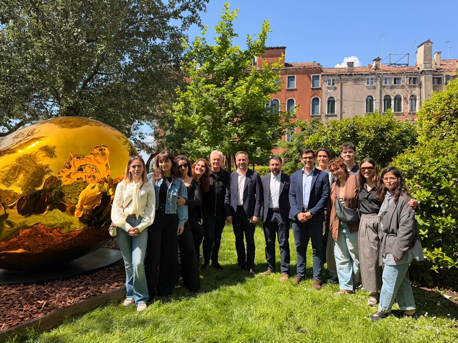 El director insular de Cultura, Andrés Ferrer amb el grup d'alumnes de Belles Arts d’ADEMA.