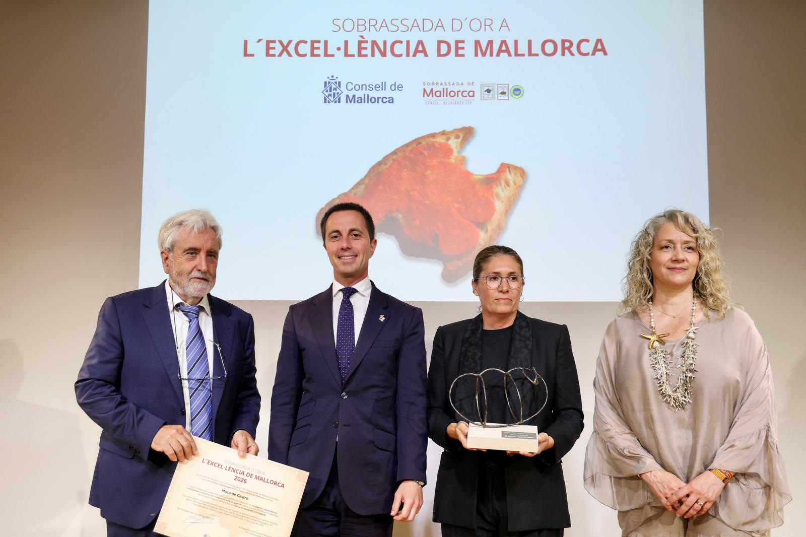 Imatges de les autoritats amb la guardonada amb el Premi Sobrassada d'Or