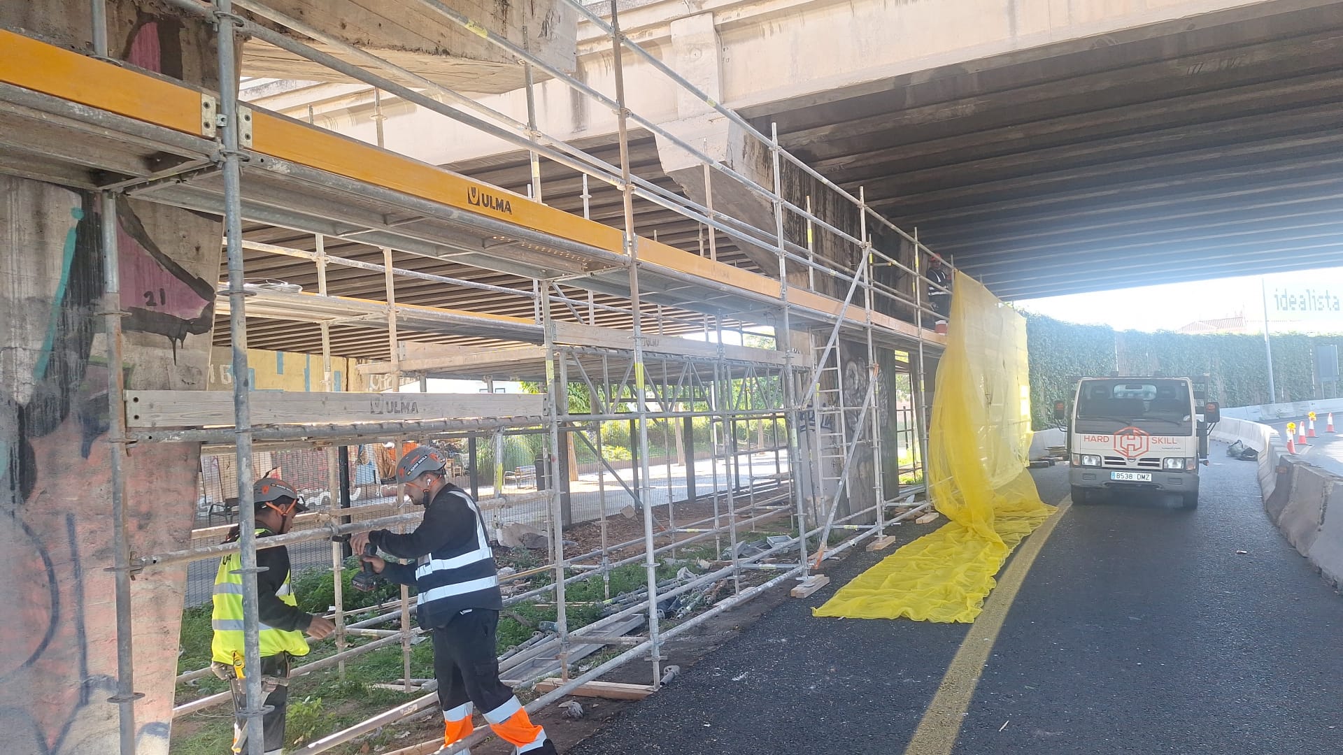 Operaris col·locant els bastiments per poder dur endavant la reparació del pont.