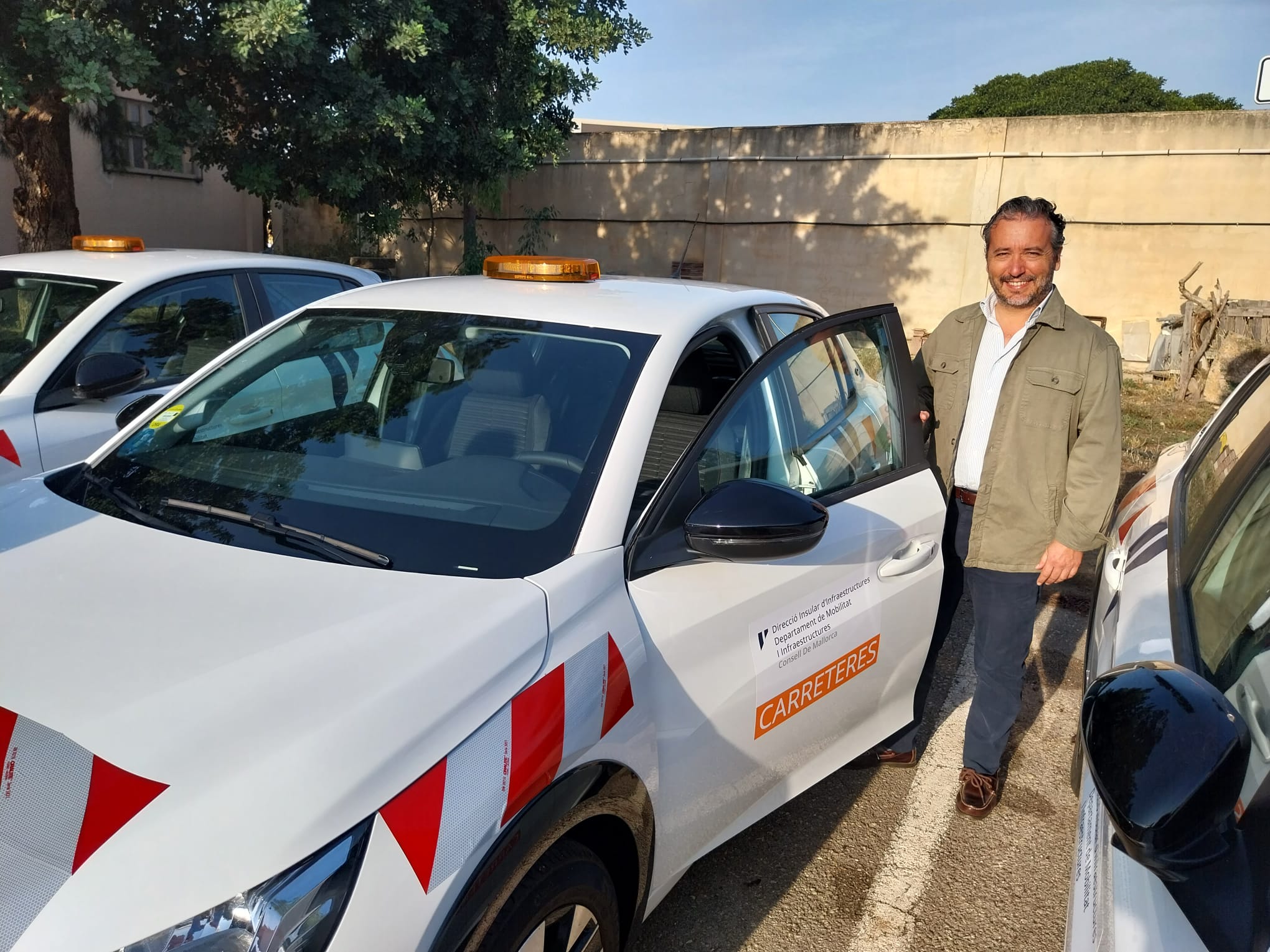El consejero Fernando Rubio con uno de los nuevos vehiculos.