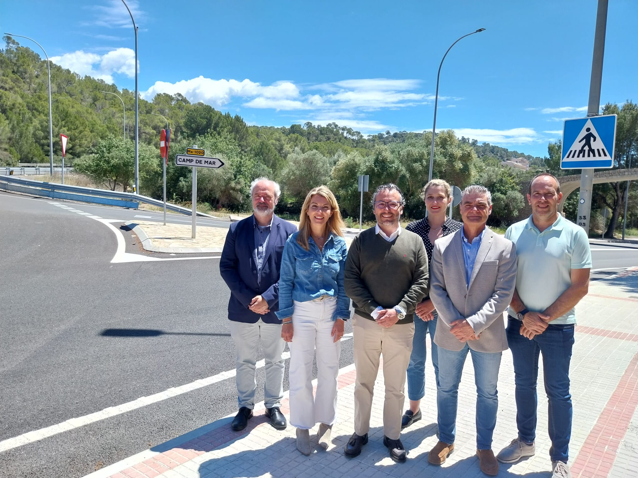  Reunión entre miembros del Consell y de los ayuntamientos de Andratx y Calvià en una de las rotondas donde empieza el nuevo vial cívico.