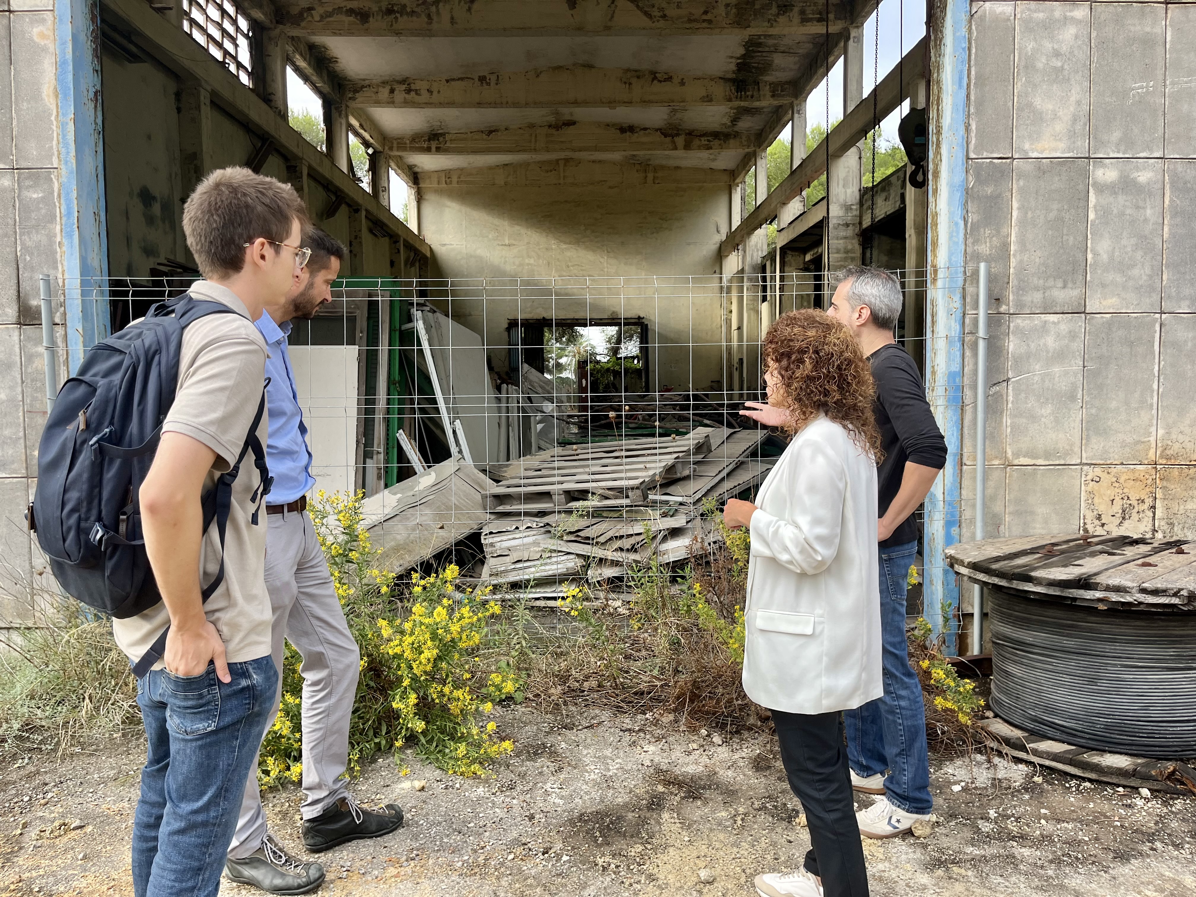 La directora insular, Maria Elena Jaume, supervisando las actuaciones que se realizarán