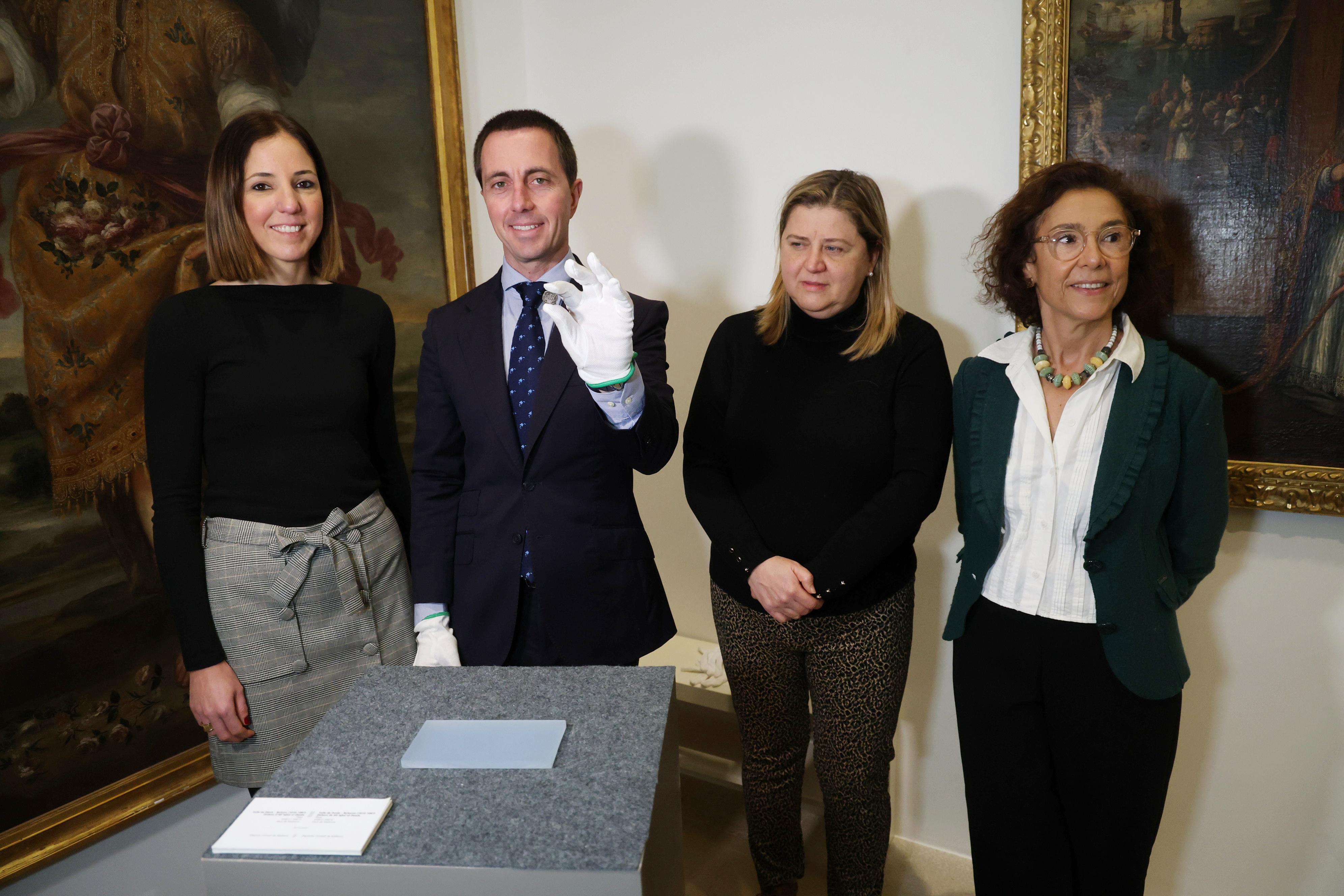 D'esquerra a dreta: la vicepresidenta i consellera de Cultura i Patrimoni, Antònia Roca; el president del Consell de Mallorca, Llorenç Galmés; la directora insular de Patrimoni, Maribel Arnau i la directora del Museu de Mallorca, Maria Gràcia Salvà al Museu de Mallorca